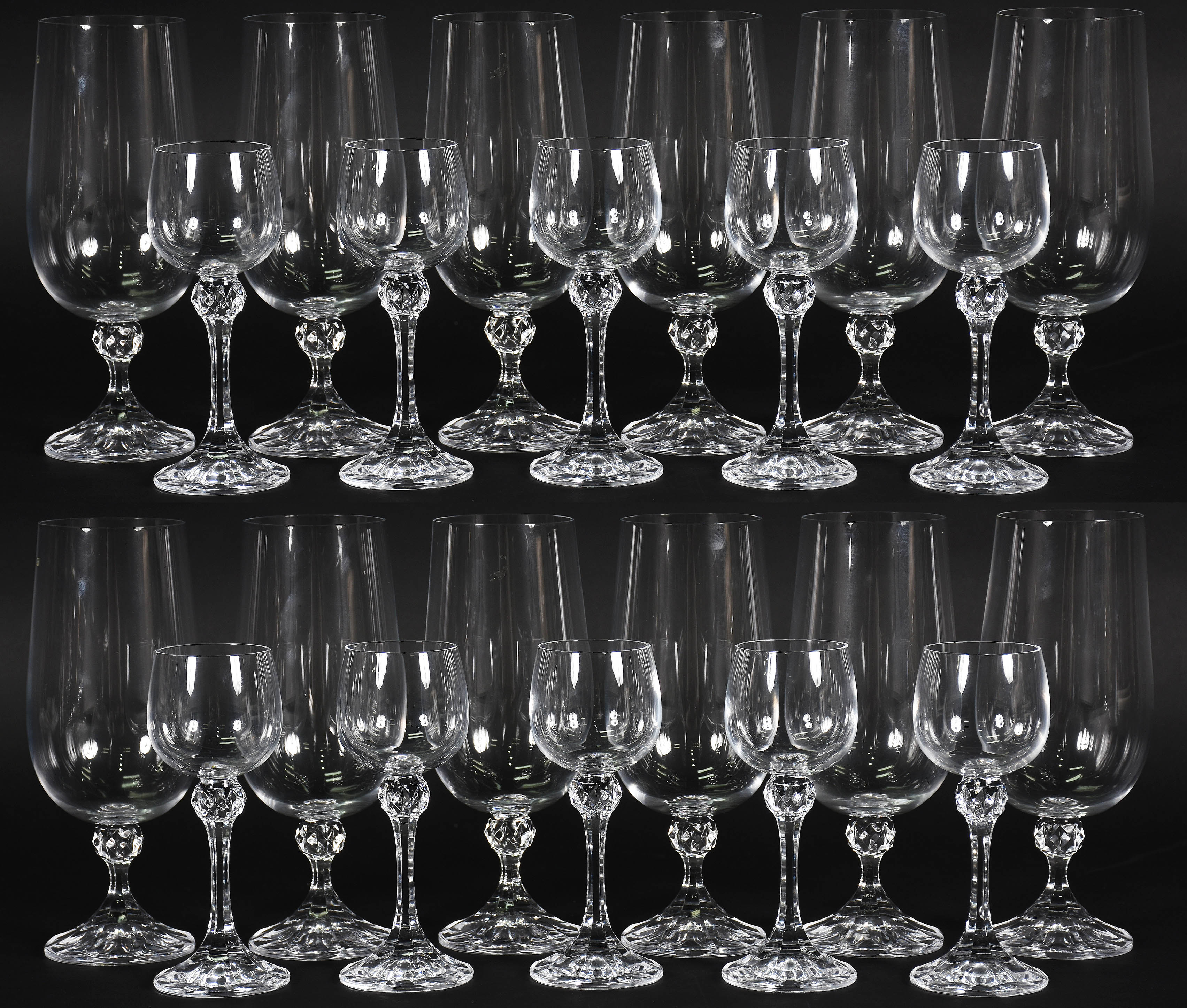 Doze cálices para cerveja e 10 para vinho do Porto . Total 22 cálices. - foto 1 de 3