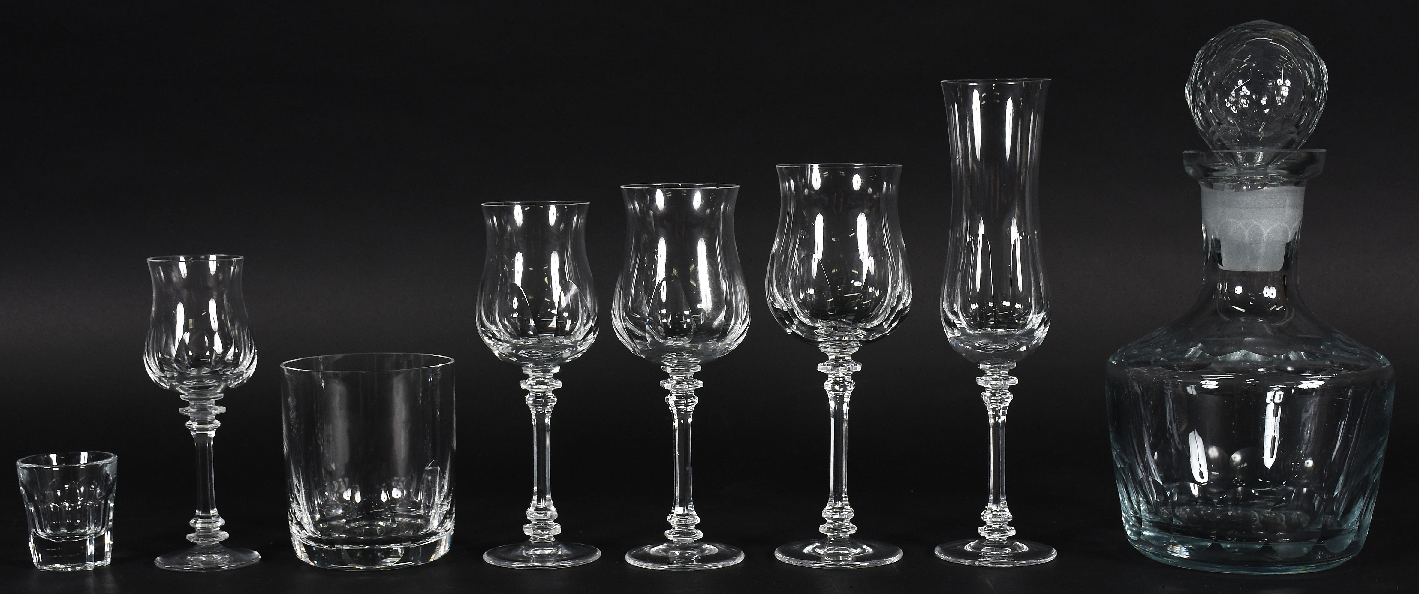 Serviço de copos de cristal facetado sendo : 5 flutes , 7 para água... - foto 1 de 6