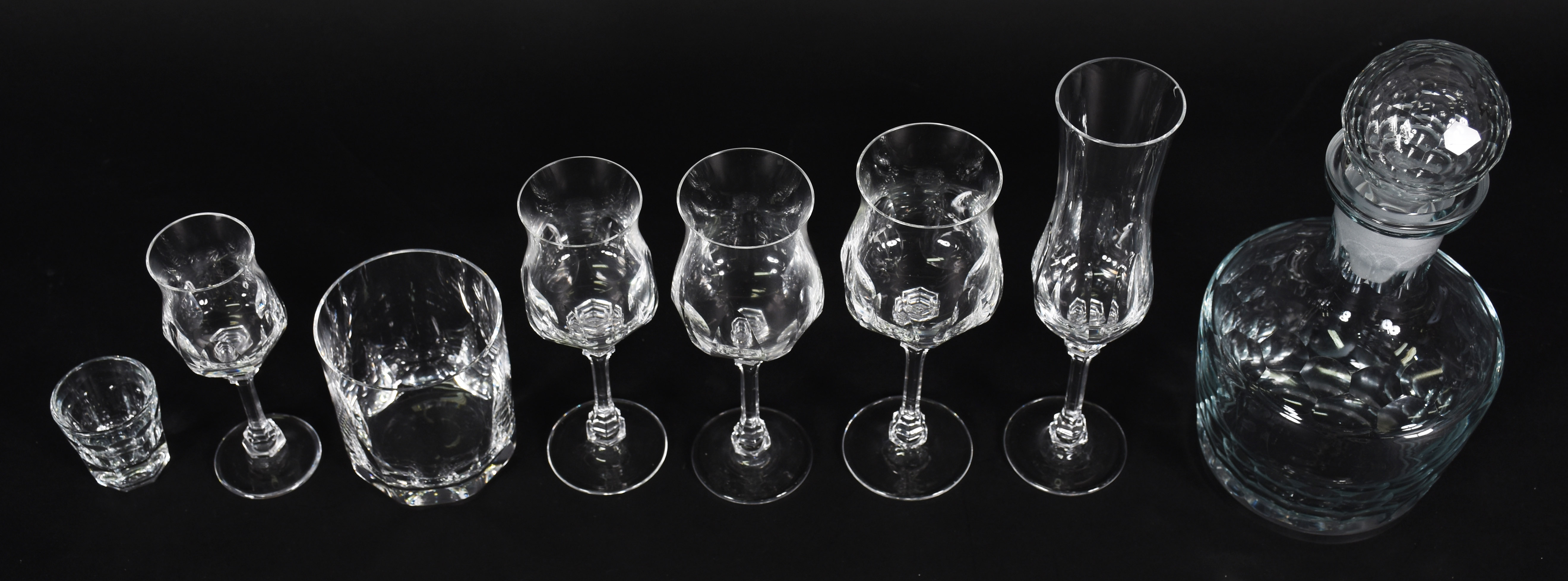 Serviço de copos de cristal facetado sendo : 5 flutes , 7 para água... - foto 2 de 6