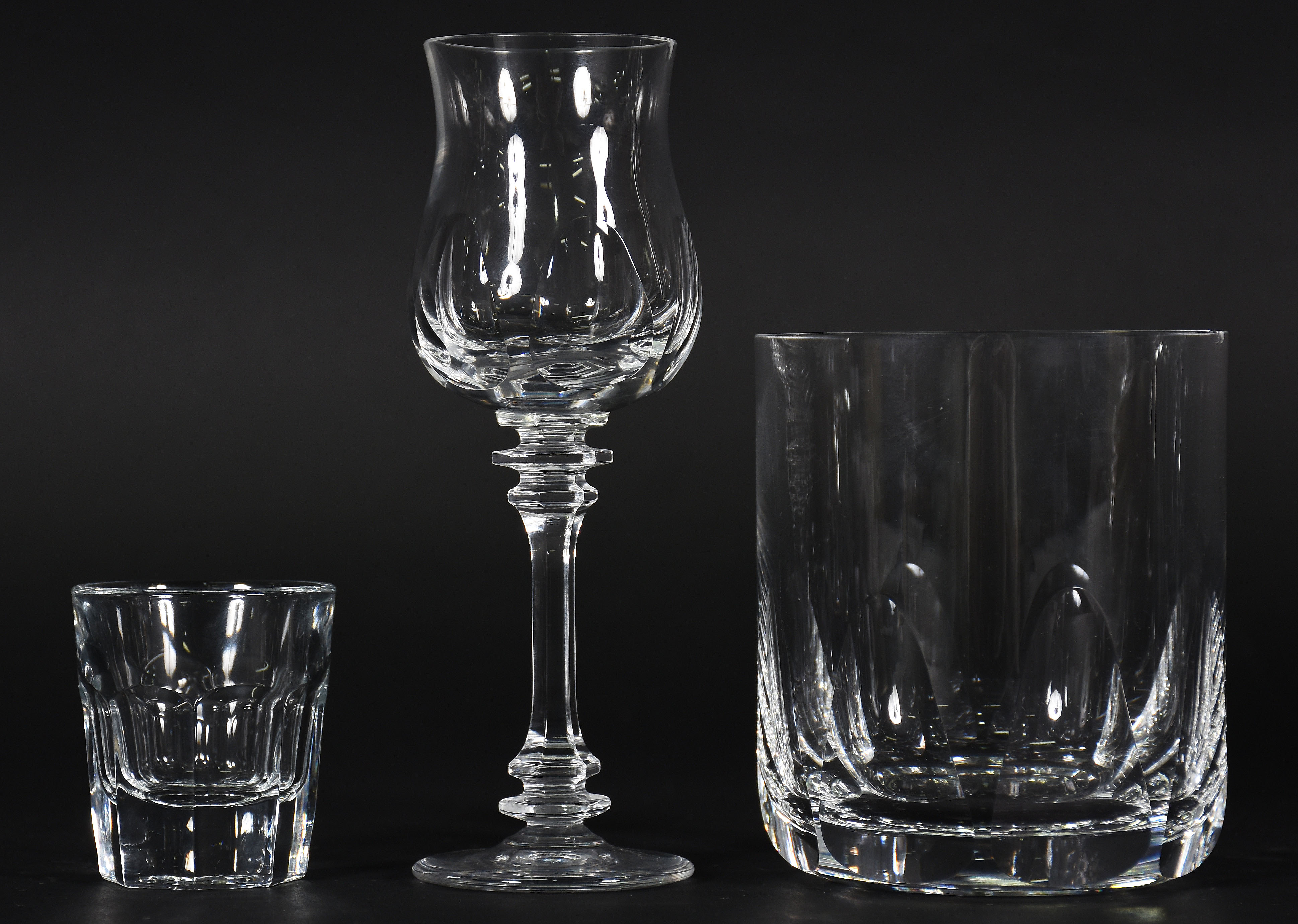Serviço de copos de cristal facetado sendo : 5 flutes , 7 para água... - foto 3 de 6