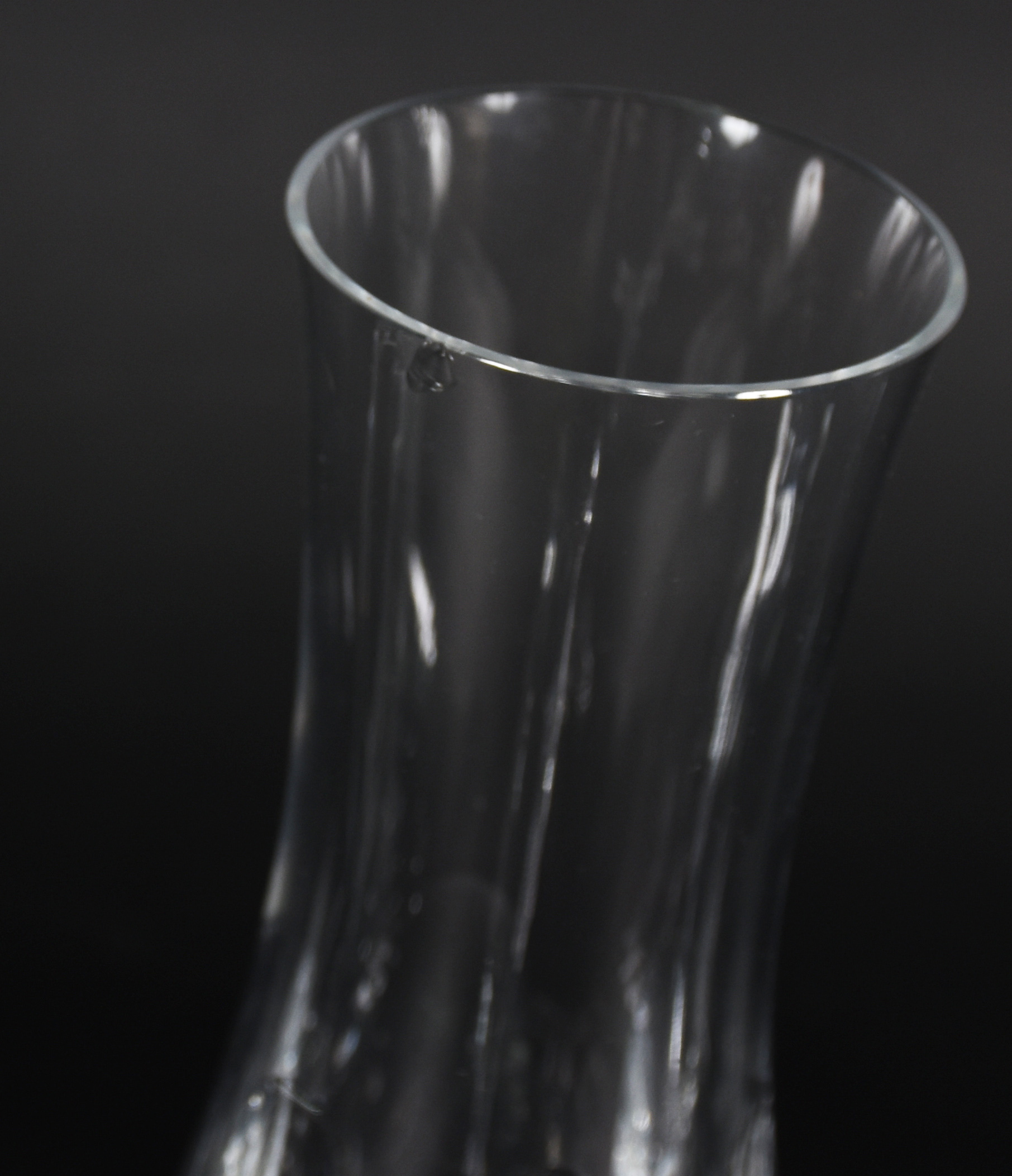 Serviço de copos de cristal facetado sendo : 5 flutes , 7 para água... - foto 6 de 6
