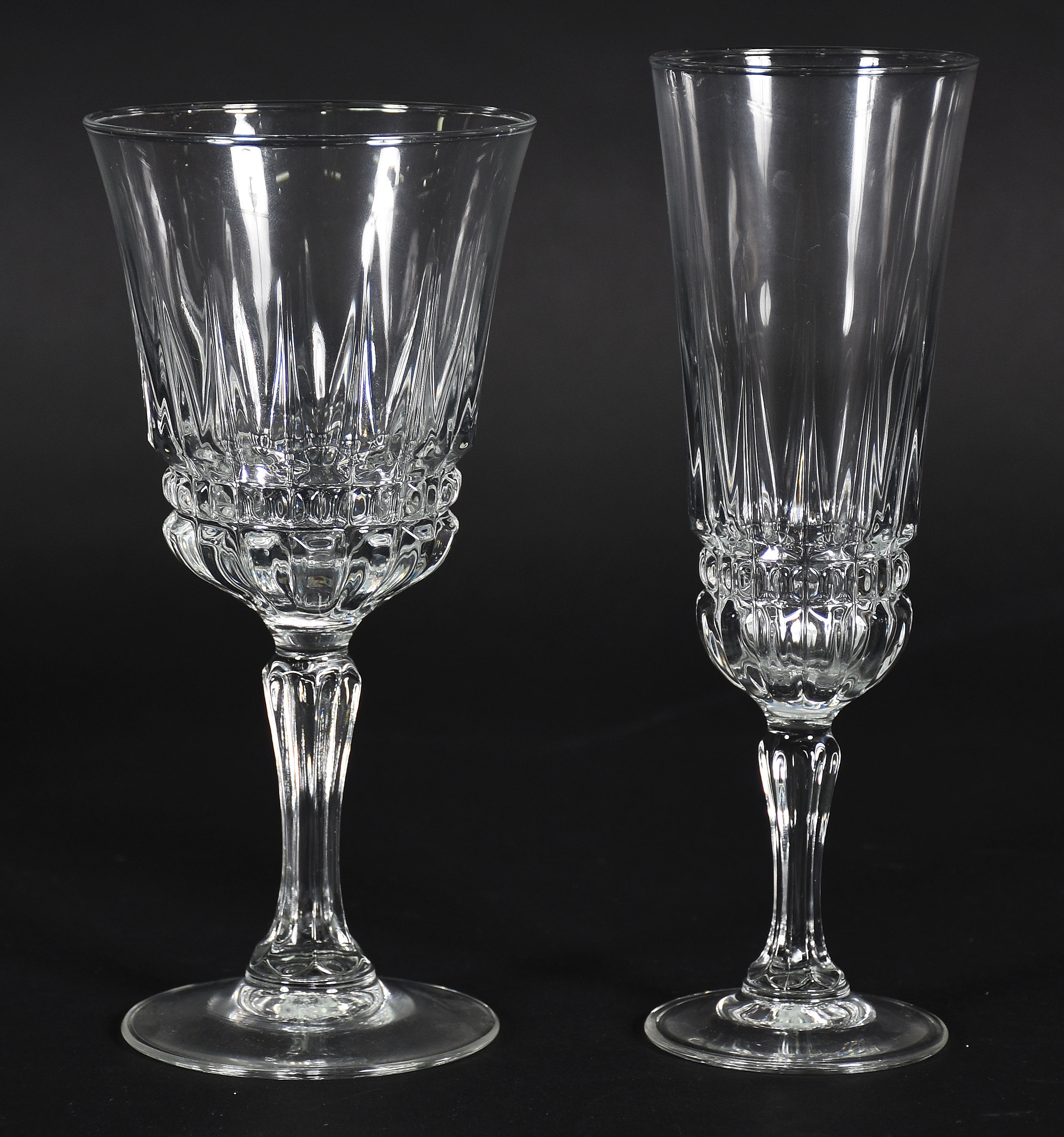 Serviço Luminarc France composto de : 12 flutes , 12 para água , 11... - foto 2 de 4