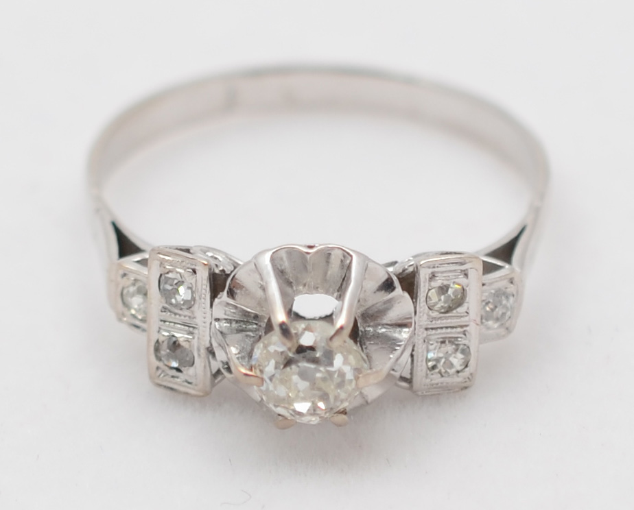 Antigo anel de ouro branco com aproximadamente 0.50 ct de brilhantes... - foto 2 de 2