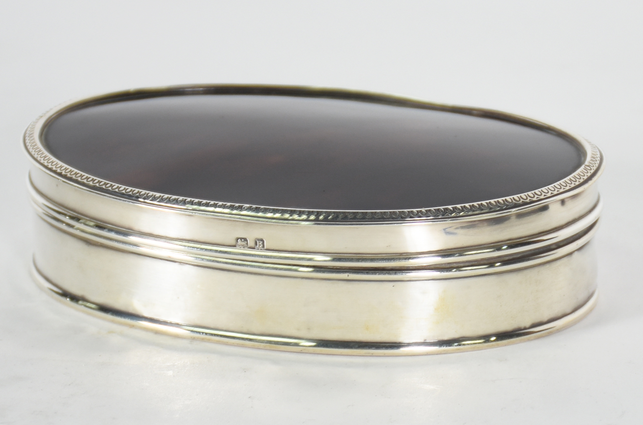 Caixa oval de prata Inglesa com tartaruga . Peso da prata e tartaruga... - foto 1 de 6