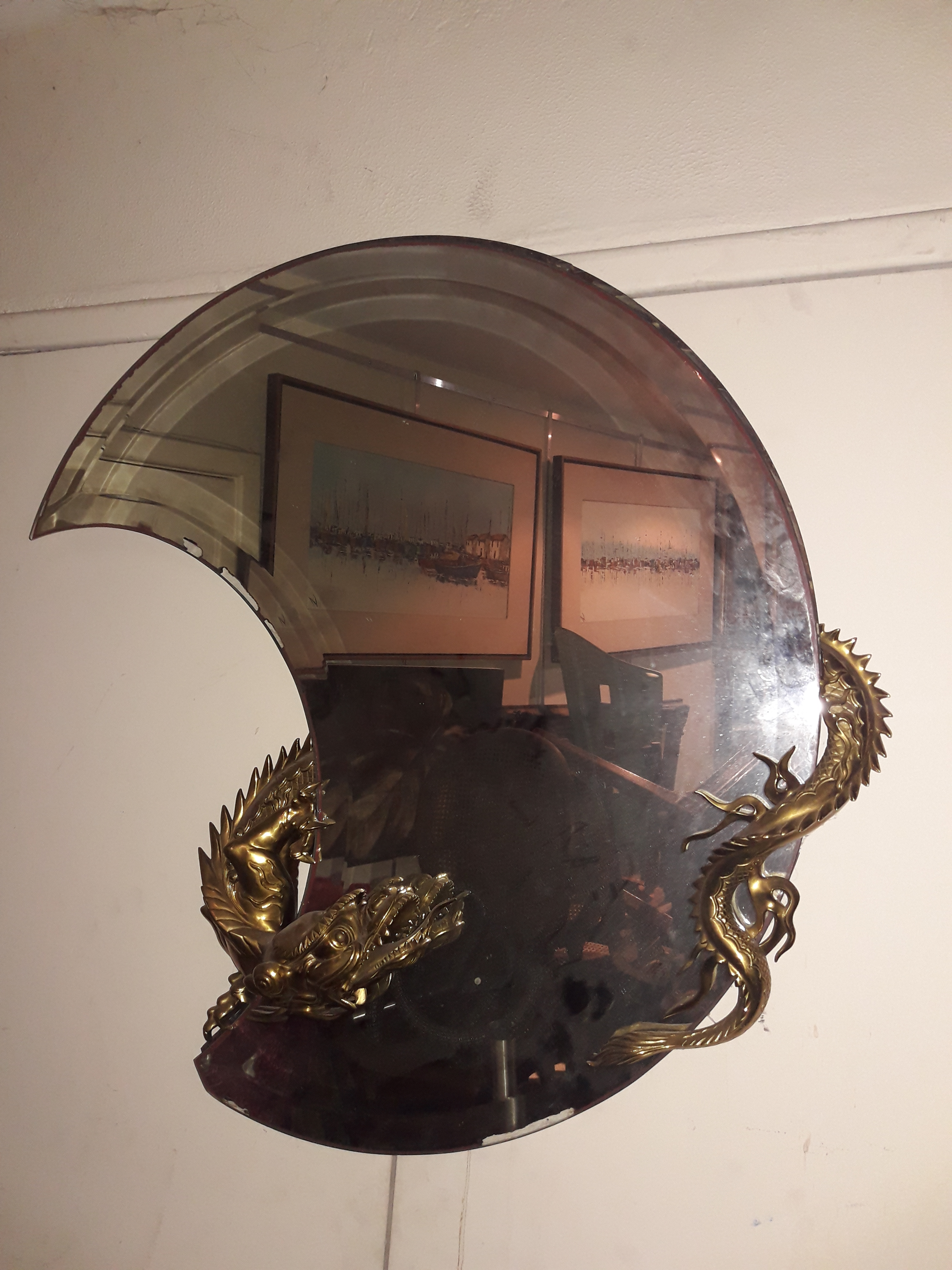 “Art Nouveau” – Espelho bisotado, em feitio de lua, guarnecido com... - foto 1 de 4