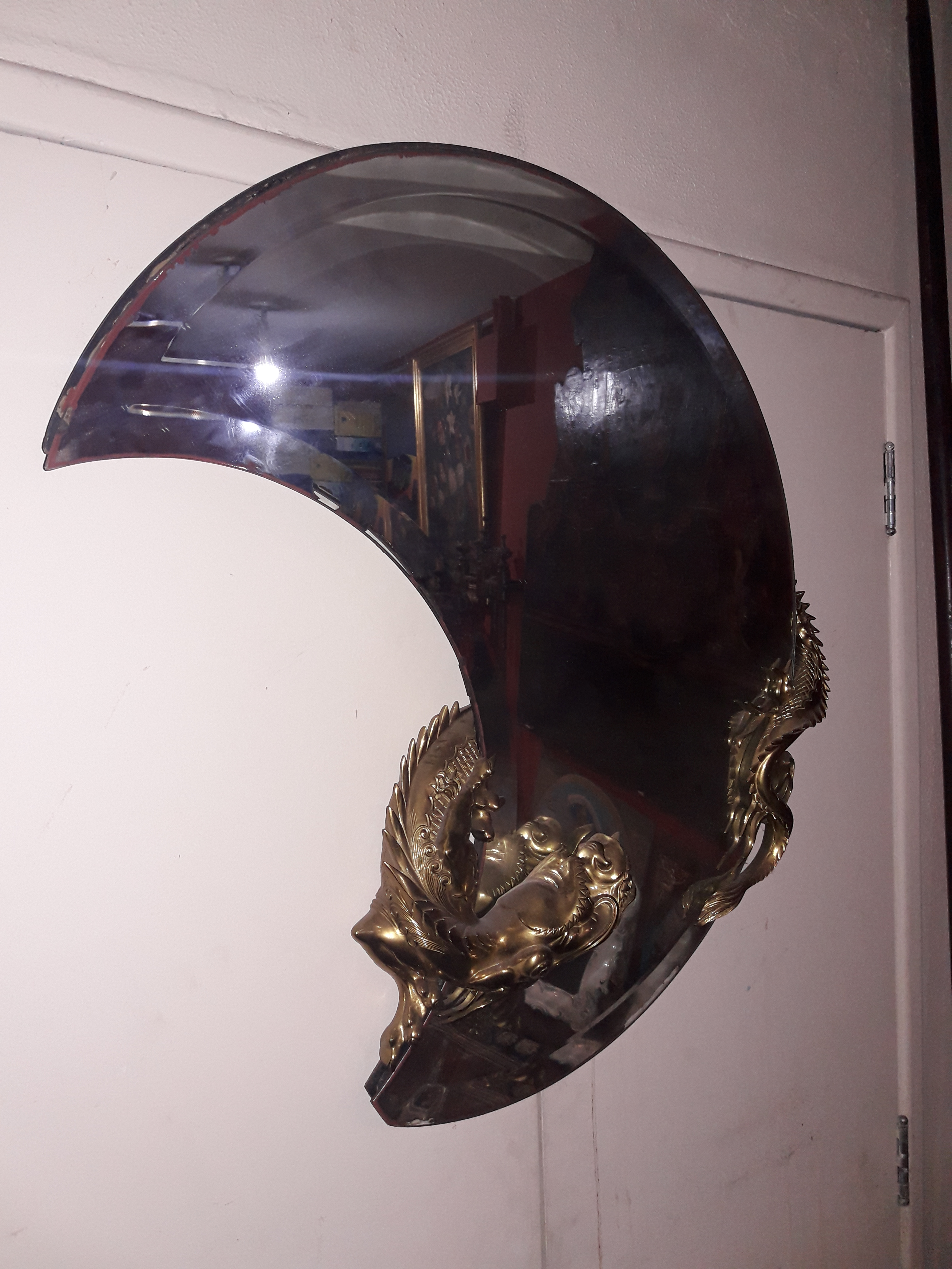 “Art Nouveau” – Espelho bisotado, em feitio de lua, guarnecido com... - foto 2 de 4