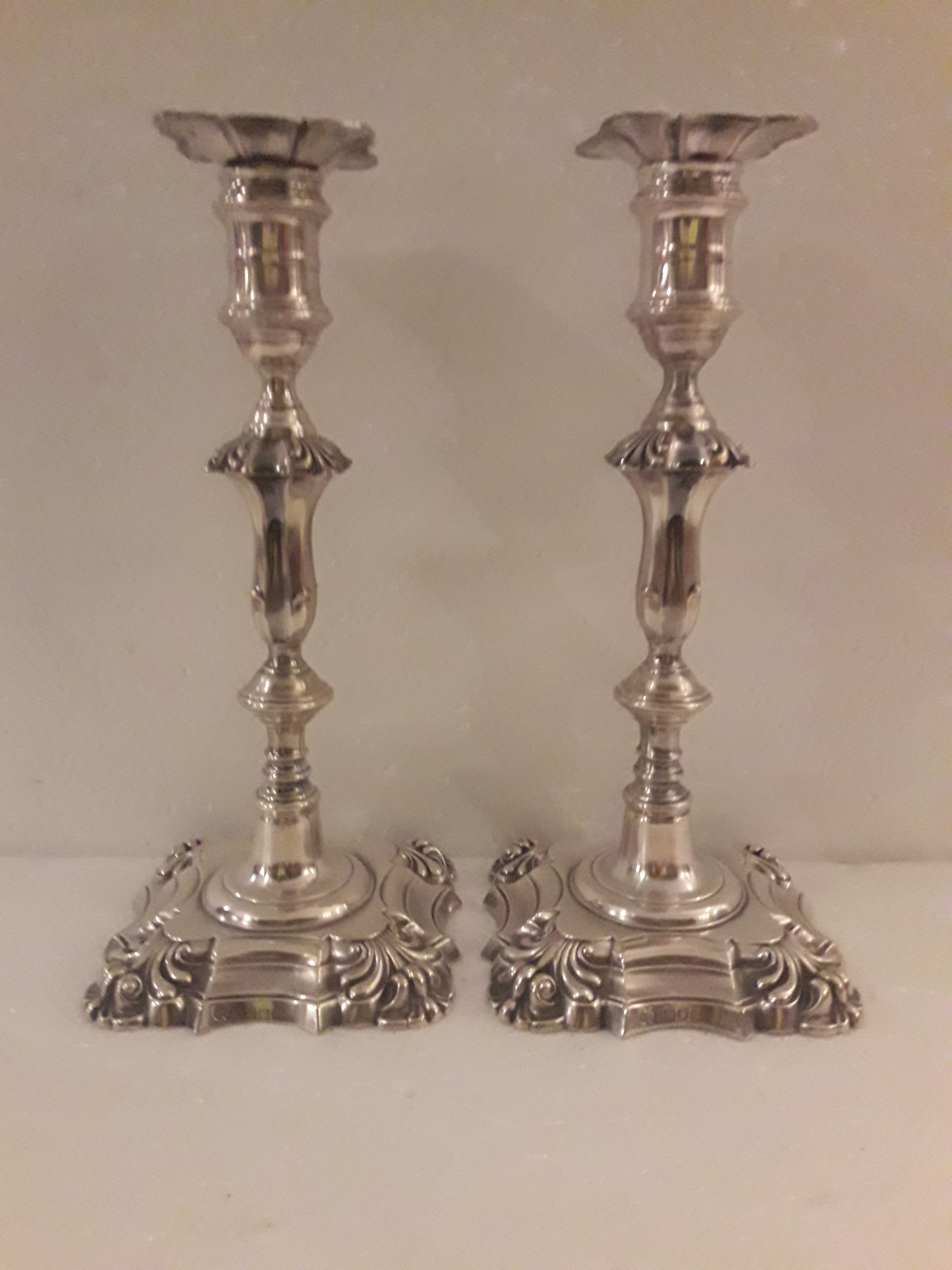 Par de castiçais neo clássicos – Prata inglesa cinzelada – Decoração... - foto 1 de 4