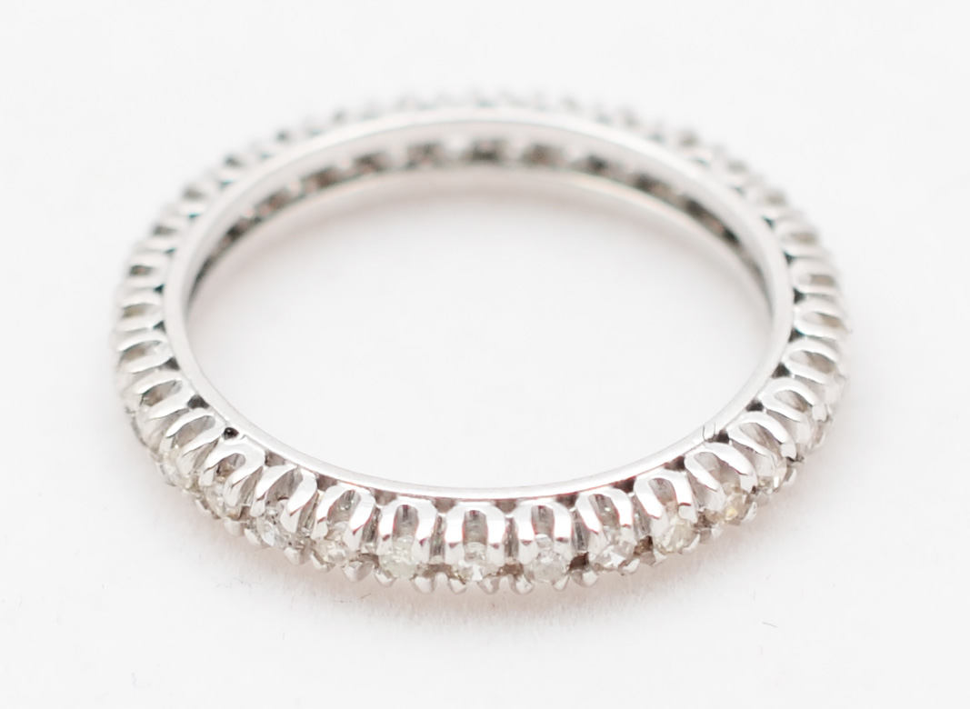Aliança completa de ouro branco com aproximadamente 1.0 ct de...