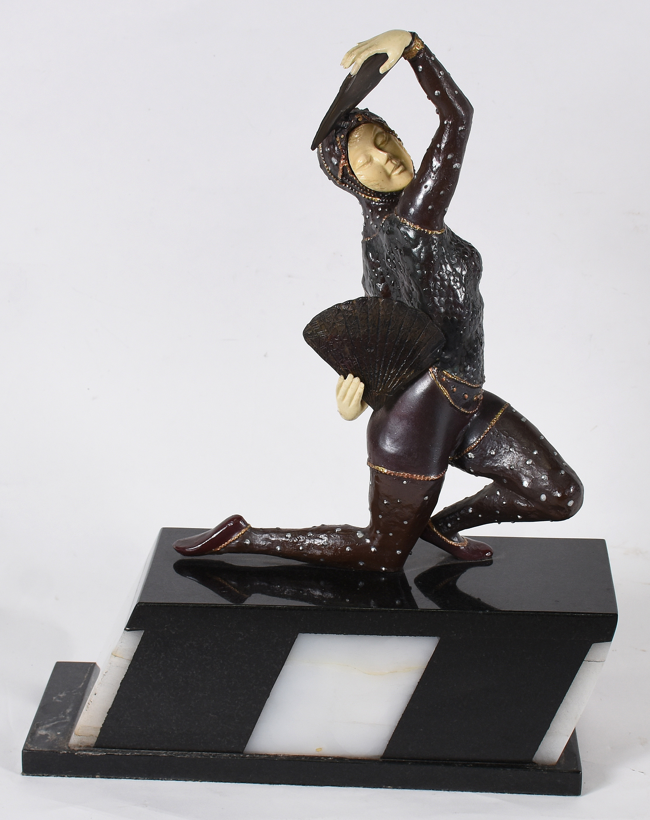 Estatueta estilo ART DECO de metal e resina. Base de mármore... - foto 1 de 6