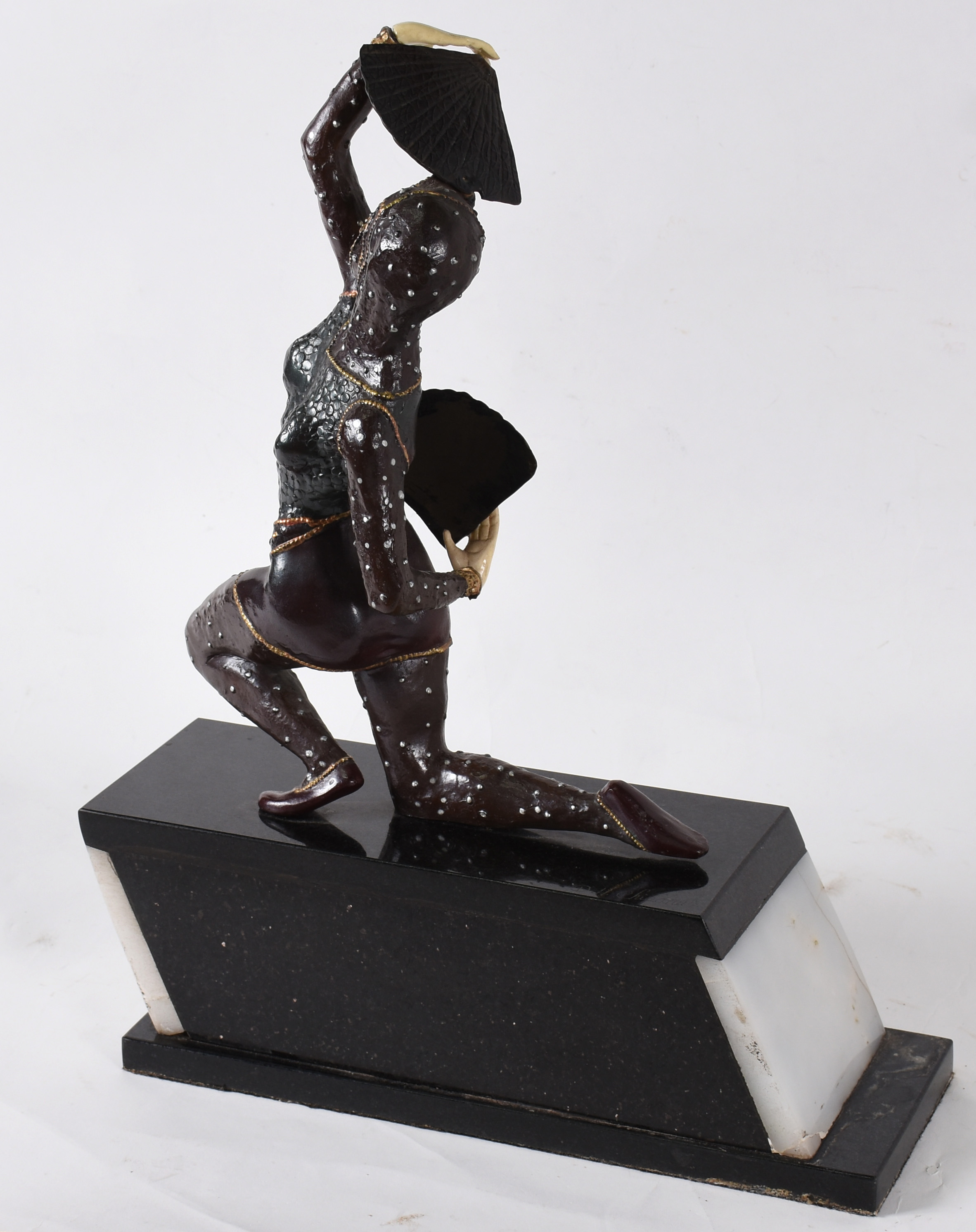 Estatueta estilo ART DECO de metal e resina. Base de mármore... - foto 2 de 6