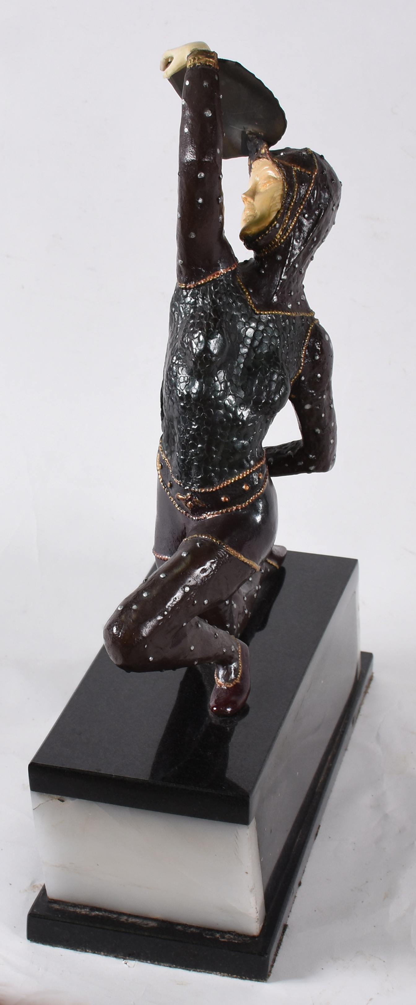 Estatueta estilo ART DECO de metal e resina. Base de mármore... - foto 3 de 6