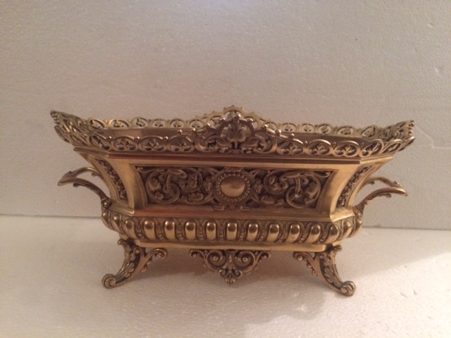 Floreira – Bronze dourado a ouro – Decoração com grosso rendado... - foto 1 de 2