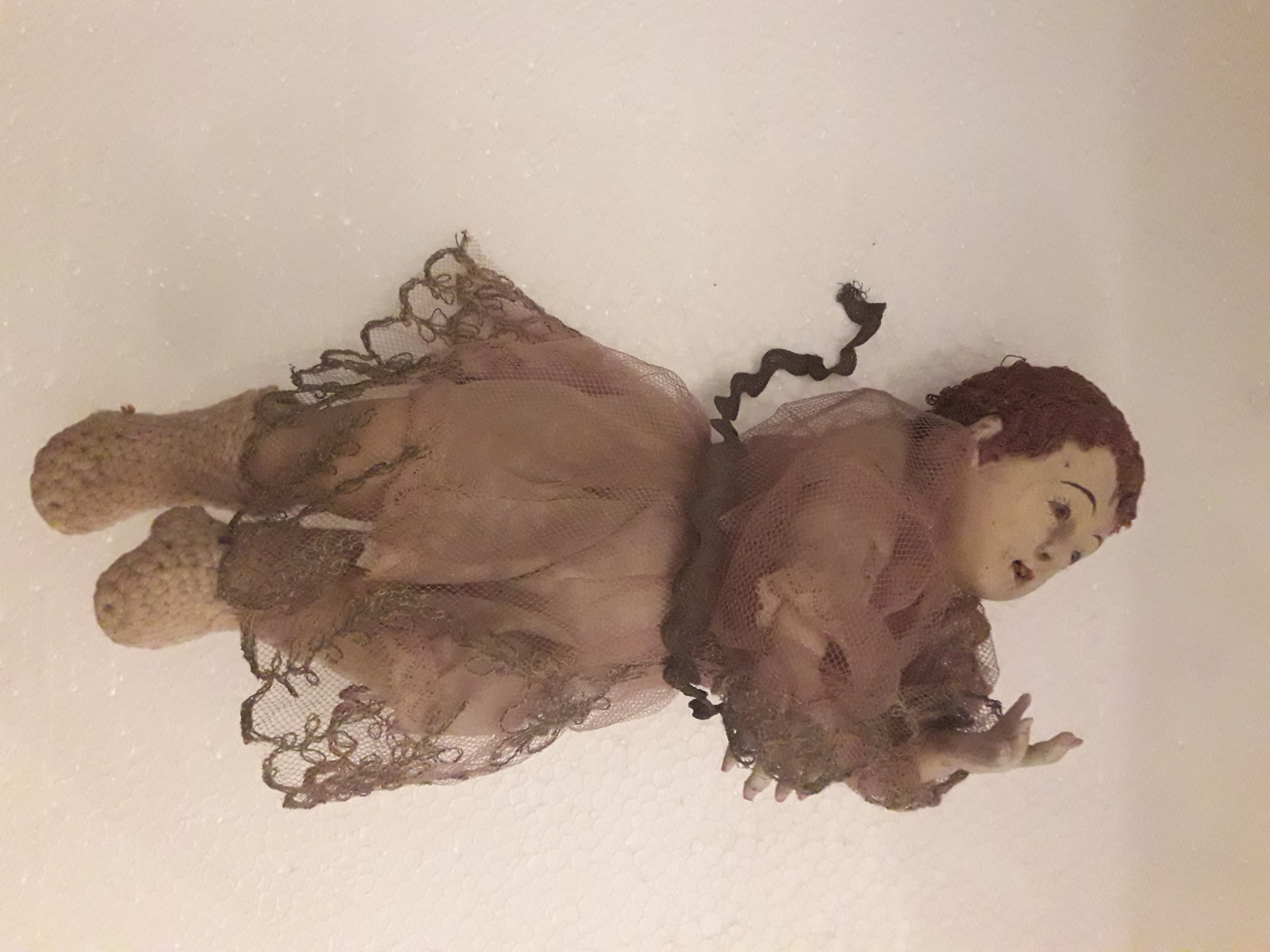 Arte Sacra – Imagem do Menino Jesus deitado, com cabelos postiços e... - foto 1 de 2