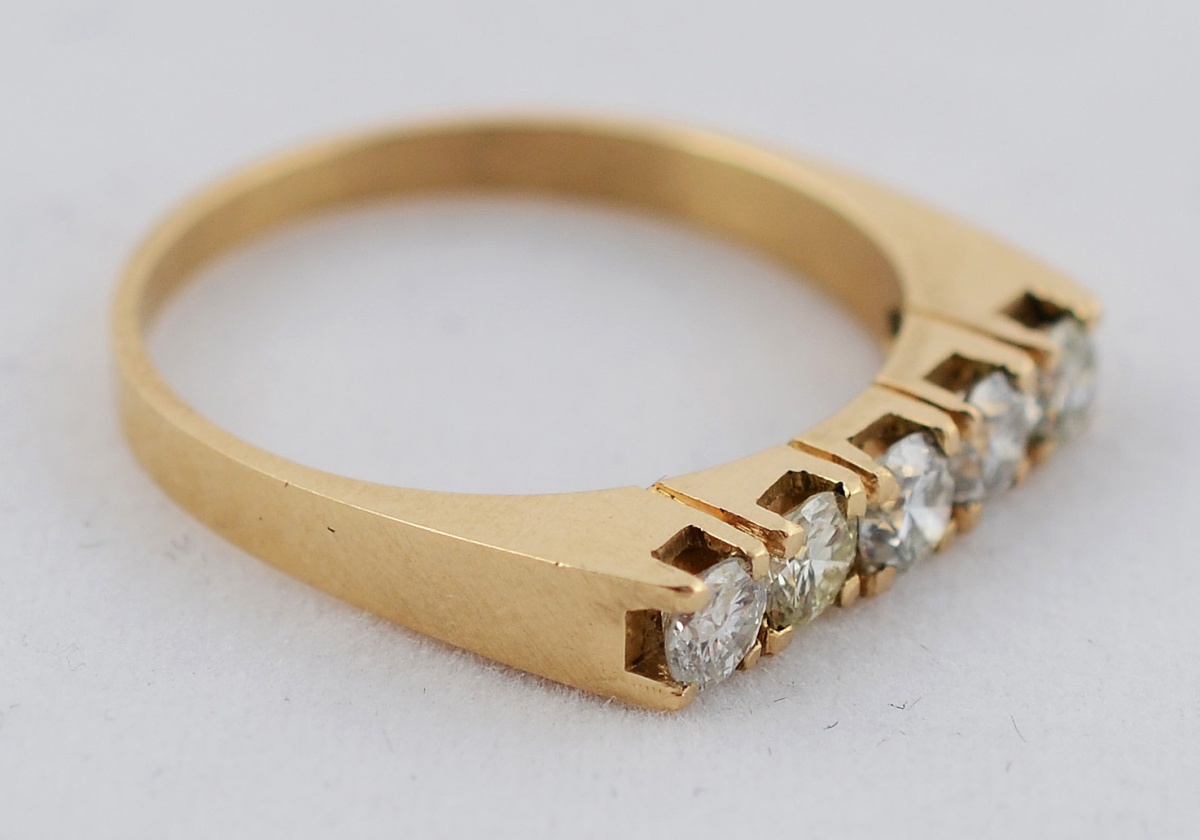 Anel de ouro amarelo 18 k com 0.50 ct de brilhantes. Peso total 3,8 g... - foto 1 de 2