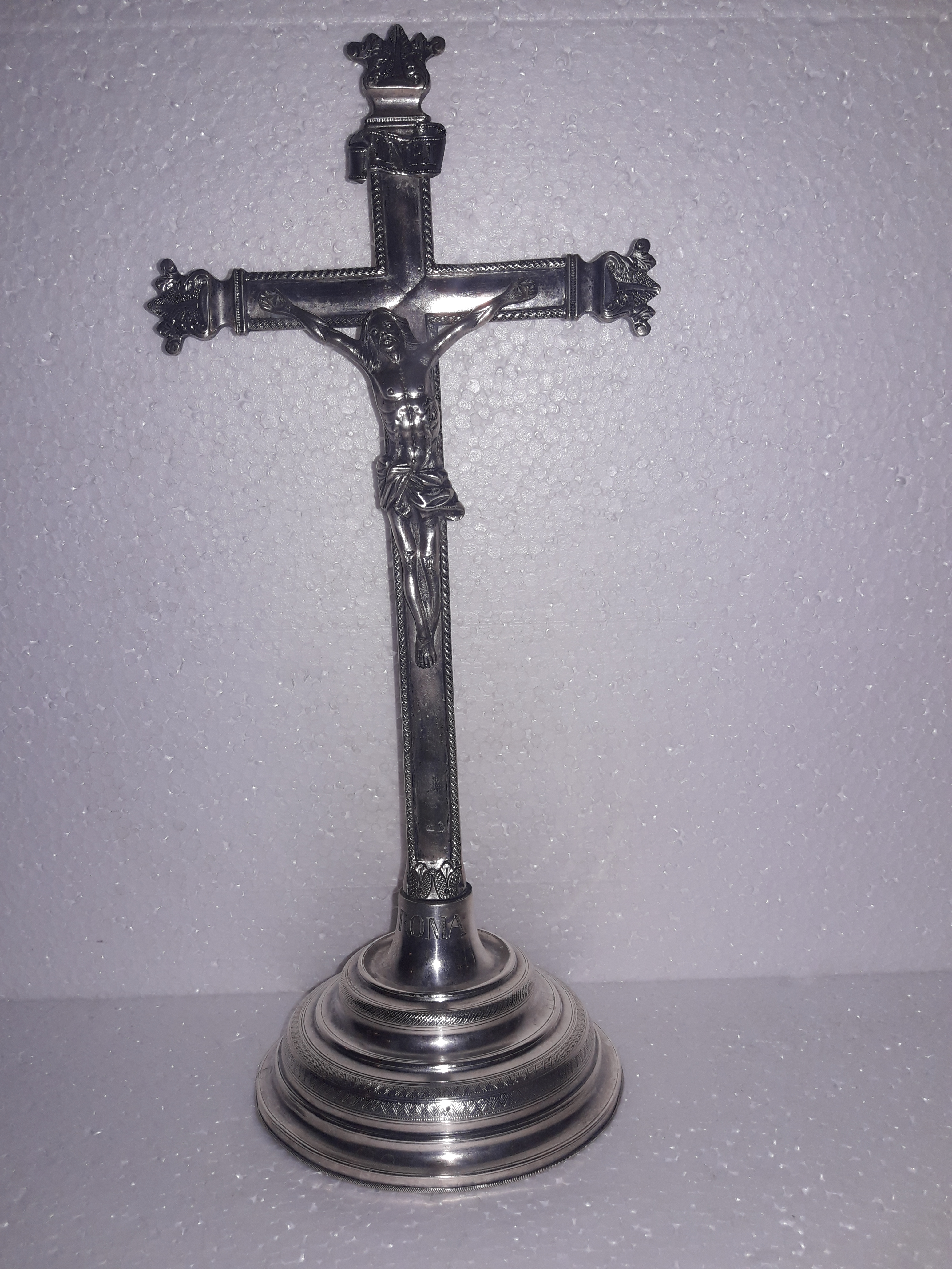 Arte Sacra – Crucifixo D. Maria – Prata colonial brasileira – Imagem... - foto 1 de 2