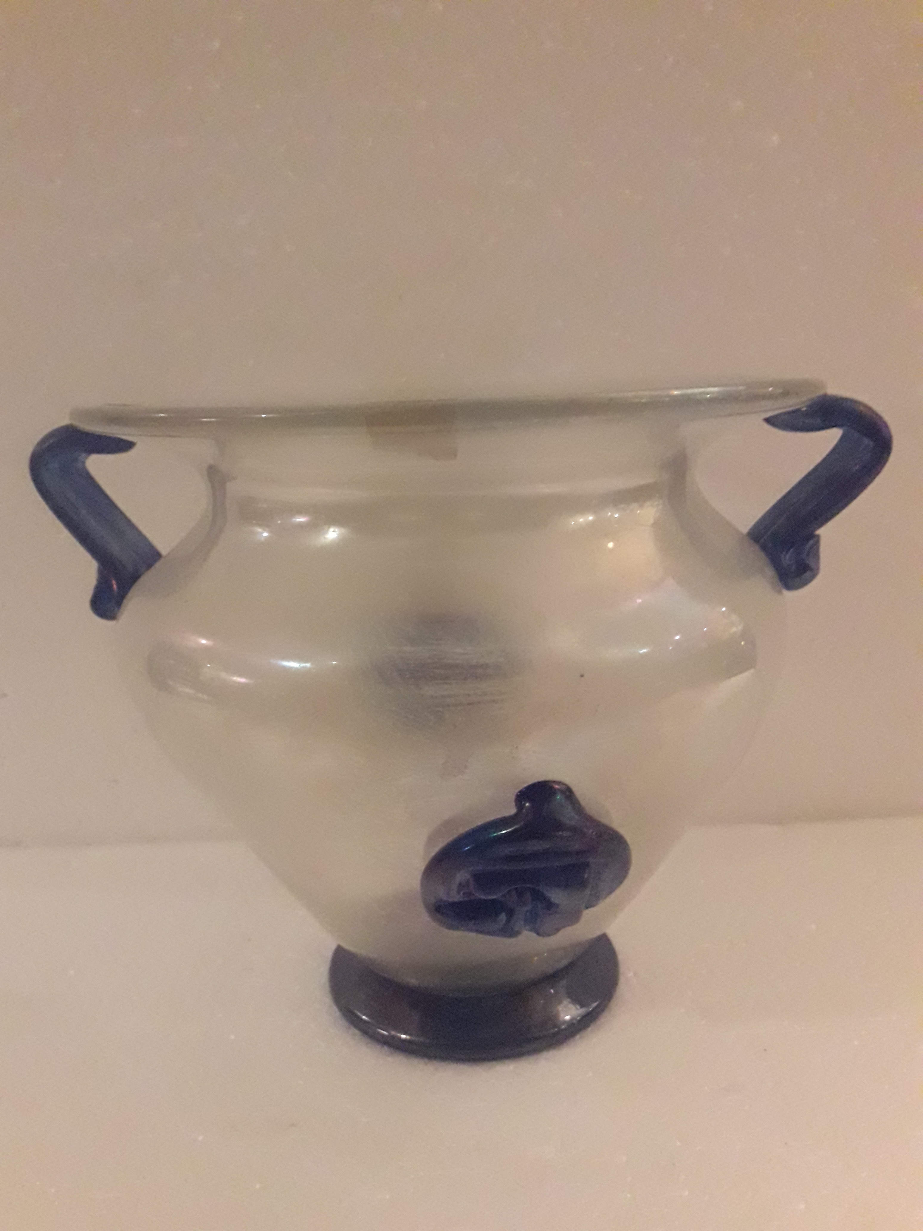 Vaso Clássico – Vidro iridescente base e asas na cor azul – Decoração... - foto 1 de 2