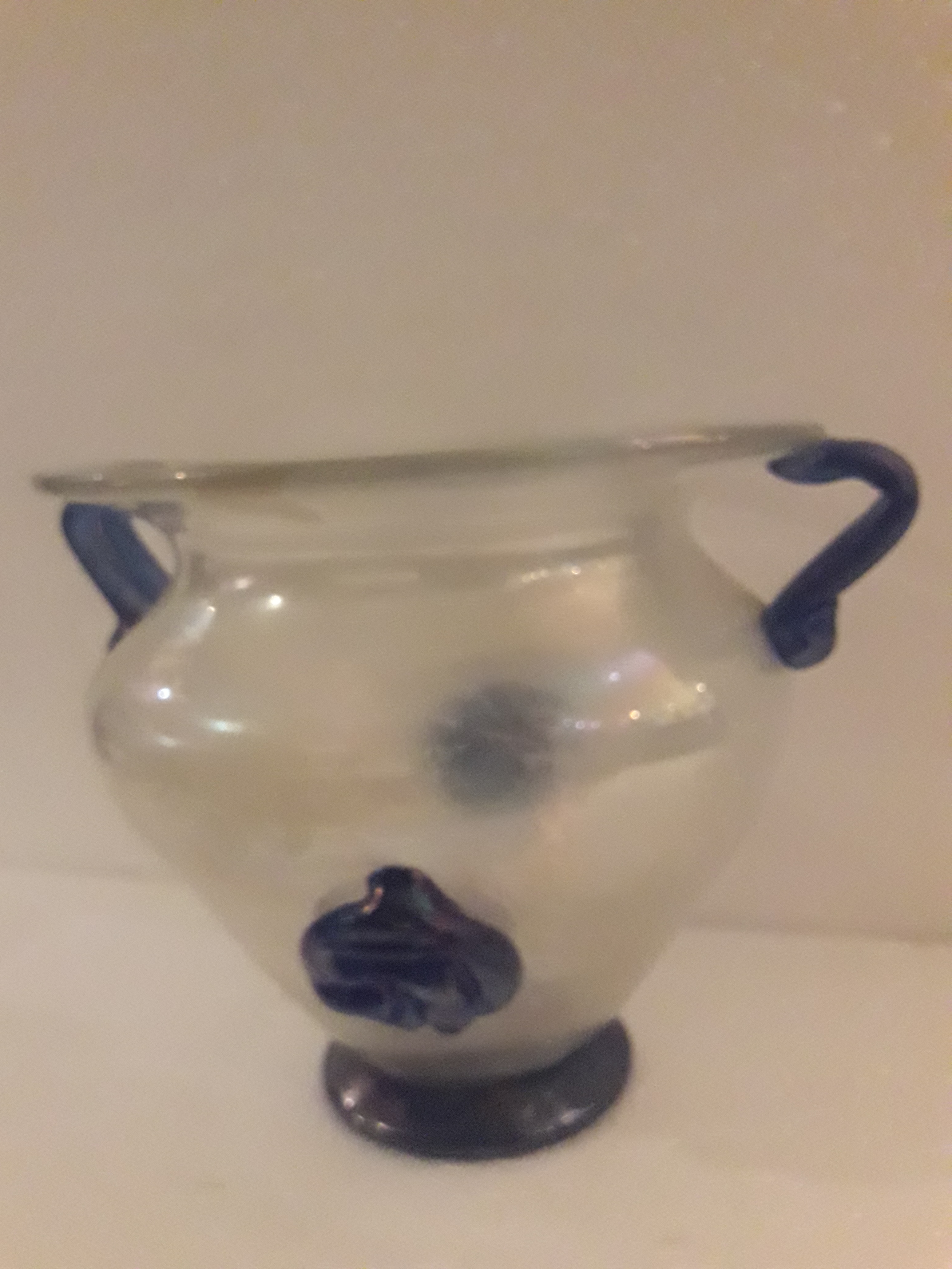 Vaso Clássico – Vidro iridescente base e asas na cor azul – Decoração... - foto 2 de 2