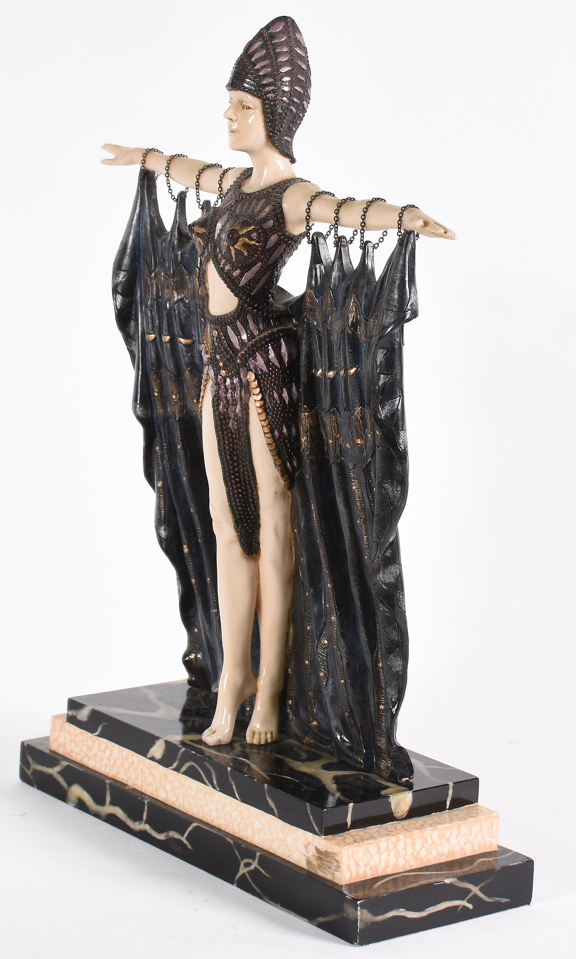 Estatueta de resina policromada, estilo ART DECO ,representando... - foto 2 de 4