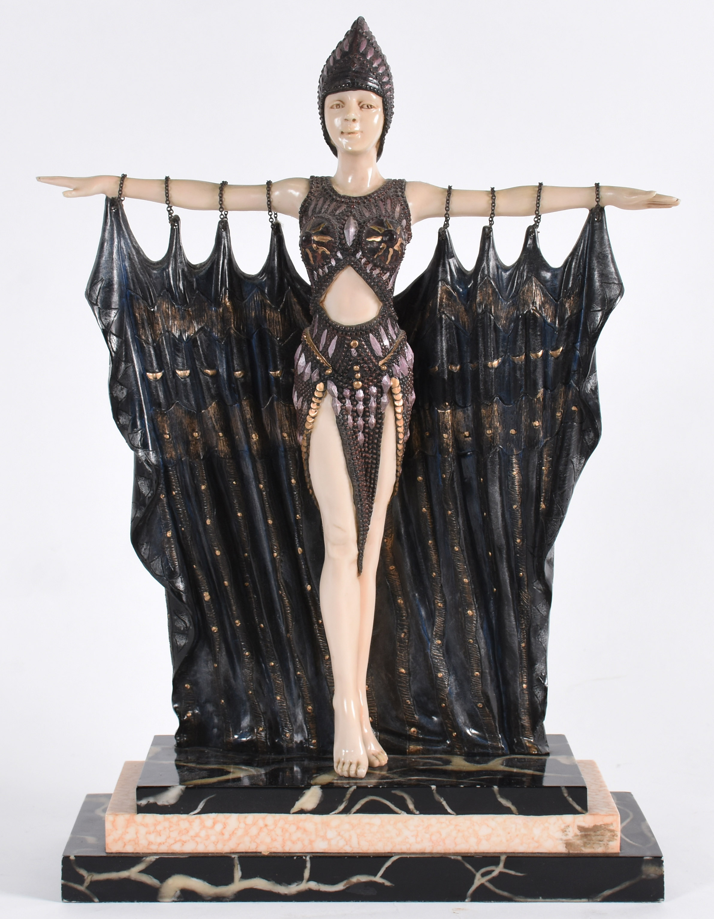 Estatueta de resina policromada, estilo ART DECO ,representando... - foto 1 de 4