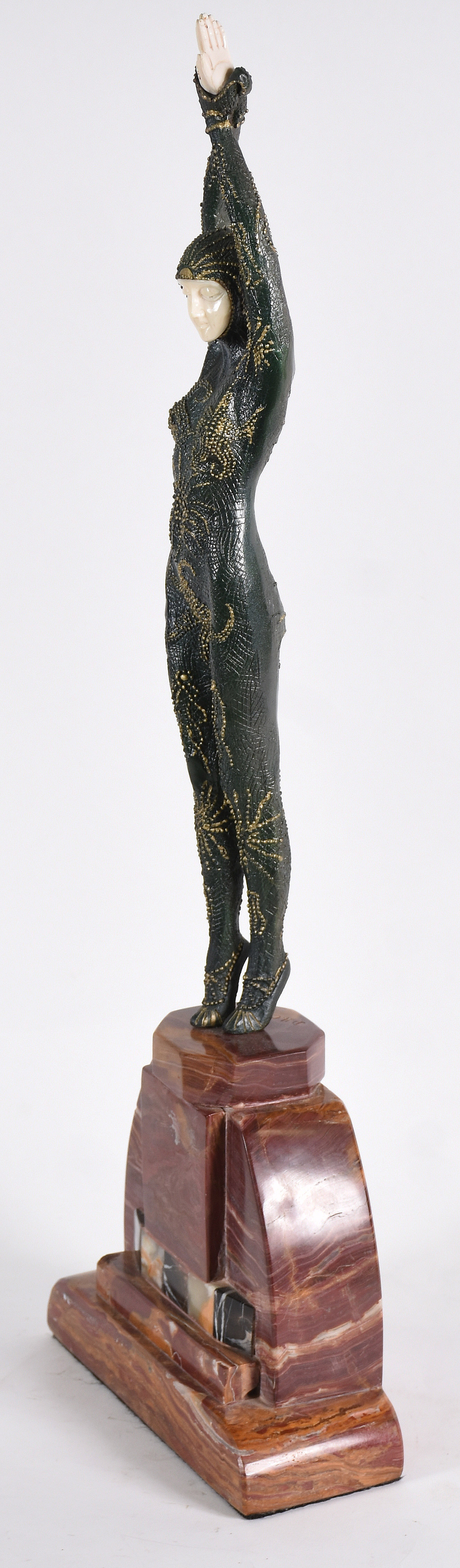 Estatueta de metal e resina, estilo ART DECO, representando figura... - foto 2 de 4
