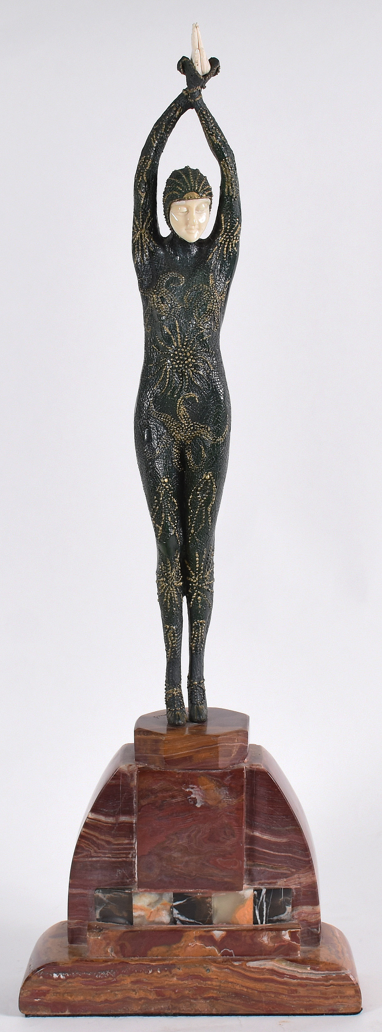 Estatueta de metal e resina, estilo ART DECO, representando figura... - foto 1 de 4
