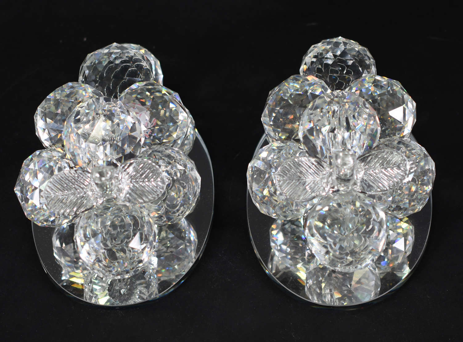 Dois enfeites de mesa de cristal representando cachos de uva. - foto 2 de 3