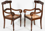 Par de cadeiras de madeira nobre com assentos d... - Par de cadeiras de madeira nobre com assentos de palhinha, pernas frontais tornedas ( uma delas com palhinha rasgada, no estado ).