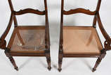 Par de cadeiras de madeira nobre com assentos d... - Par de cadeiras de madeira nobre com assentos de palhinha, pernas frontais tornedas ( uma delas com palhinha rasgada, no estado ).