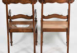 Par de cadeiras de madeira nobre com assentos d... - Par de cadeiras de madeira nobre com assentos de palhinha, pernas frontais tornedas ( uma delas com palhinha rasgada, no estado ).