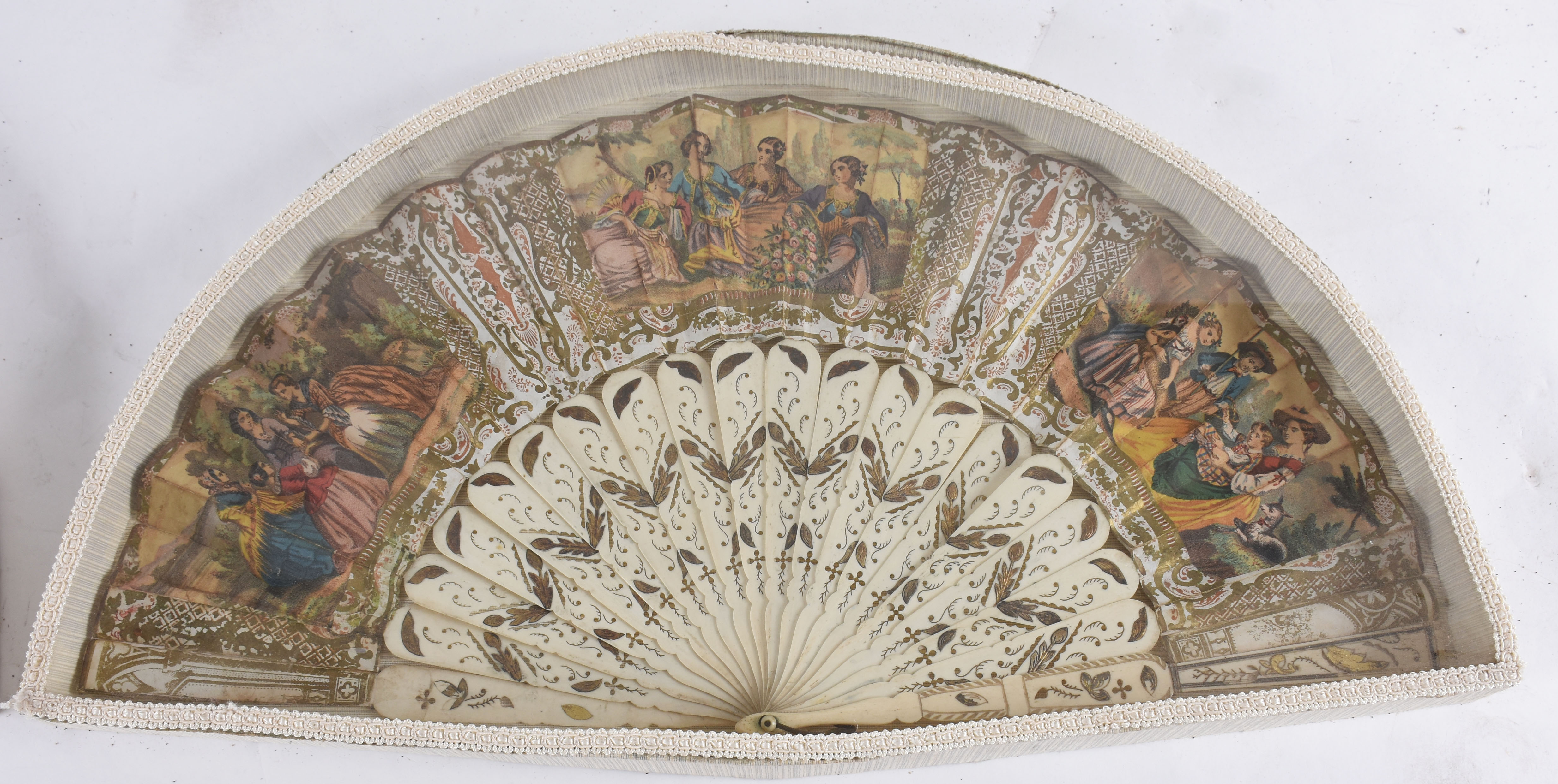Leque Romântico – Folha em papel com cenas do cotidiano feminino... - foto 1 de 2