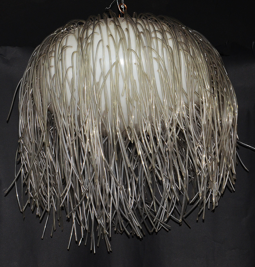 Luminária "Anêmona" de material sintético. Diâmetro 55 cm.