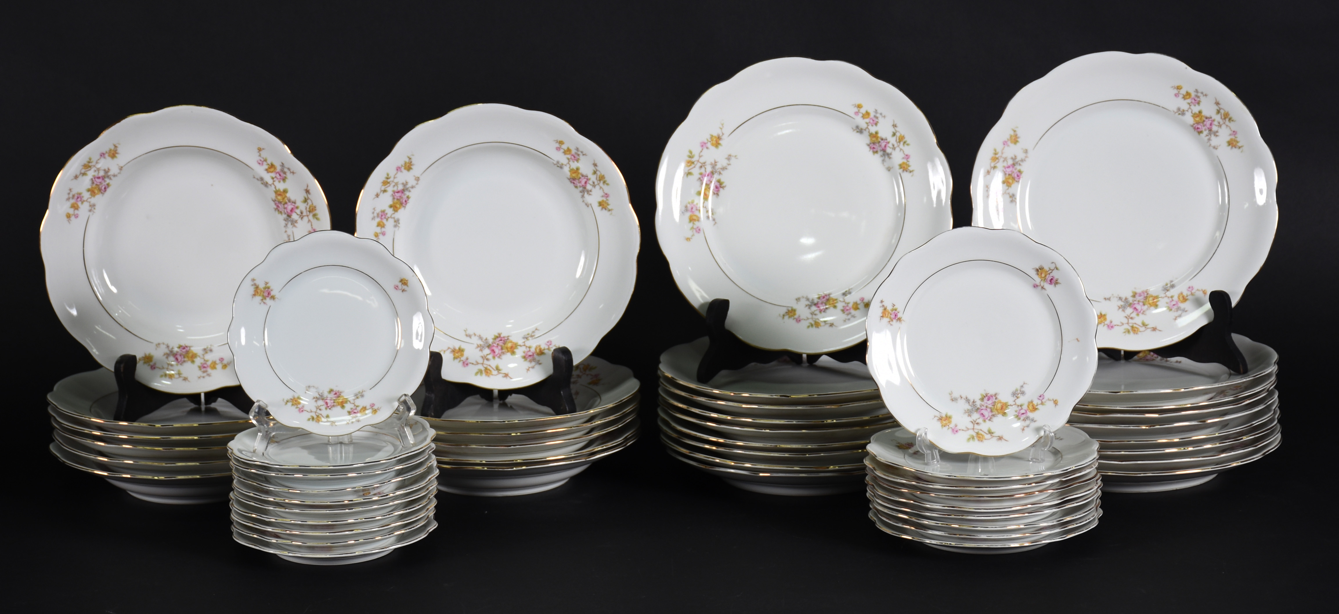 Serviço de jantar de porcelana Renner , década de 50/60, composto de... - foto 1 de 4