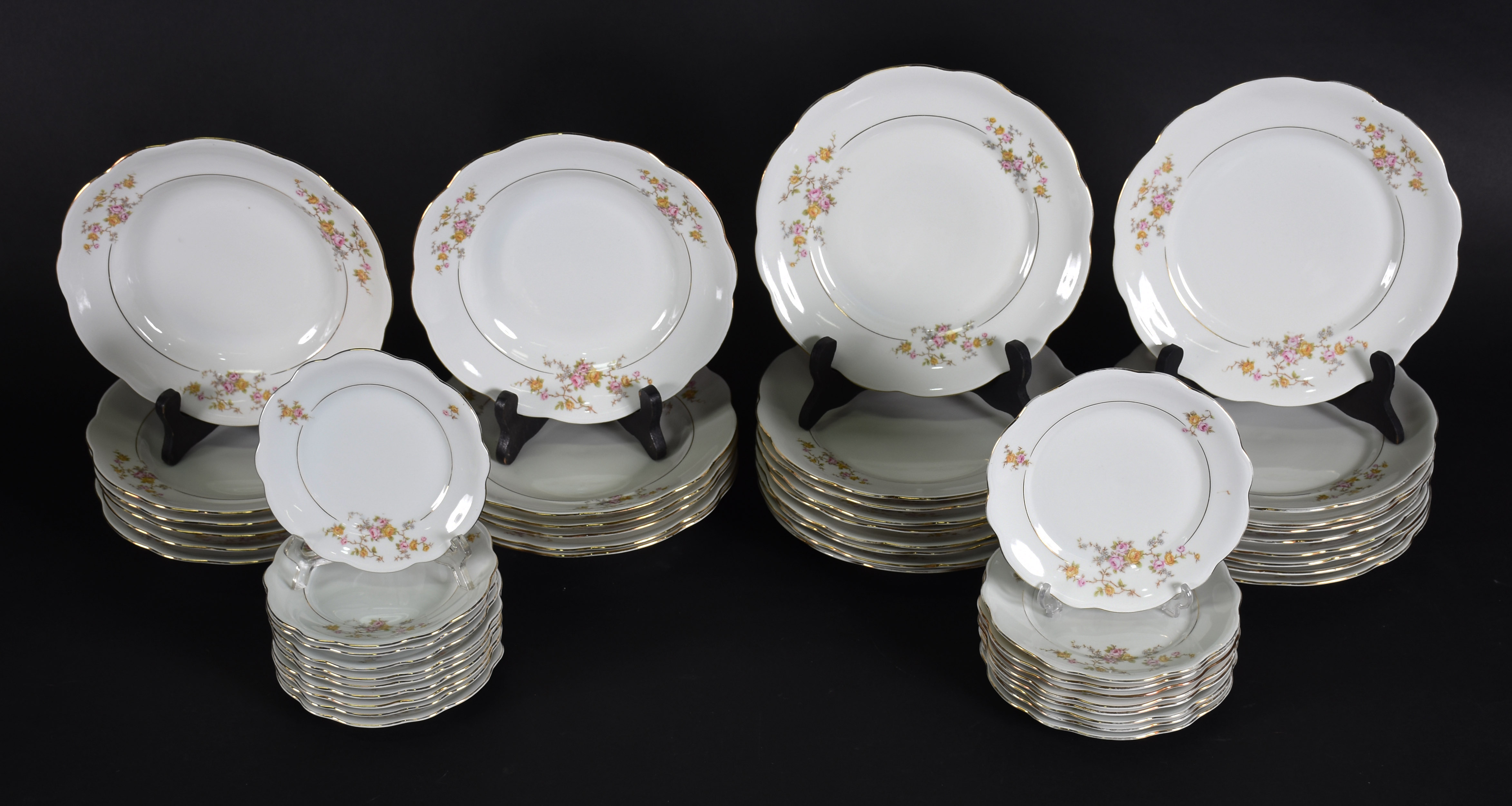 Serviço de jantar de porcelana Renner , década de 50/60, composto de... - foto 2 de 4