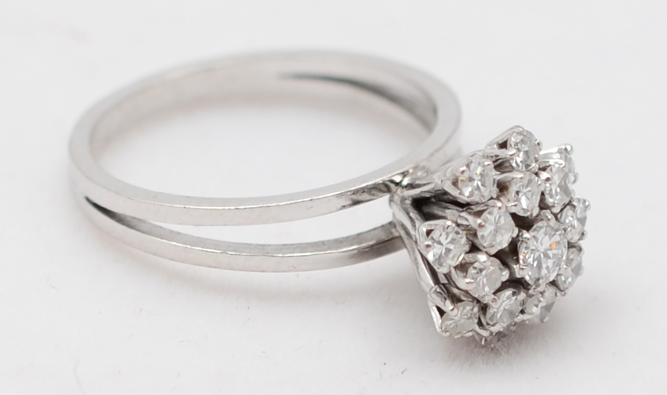 Anel tipo chuveiro de ouro branco com aproximadamente 1.0 ct de... - foto 1 de 2