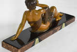 Demetrius Chiparus (1886-1947),  - Escultura de bronze representando figura feminina com base de ônix e mármore . Reproduzido na pagina 228 do livro CHIPARUS, Master of Art Deco, de Alb