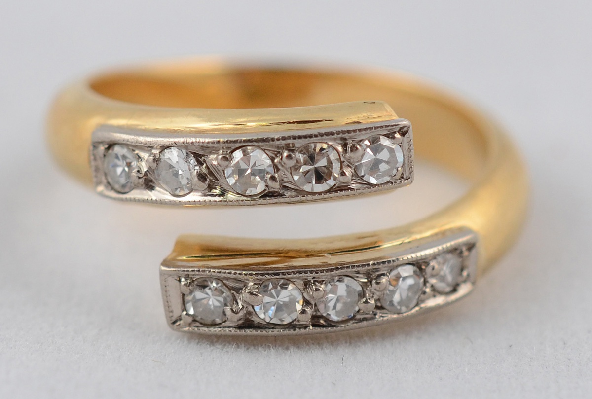 Anel de ouro amarelo 18 k modelo caracol com brilhantes sobre ouro... - foto 1 de 2