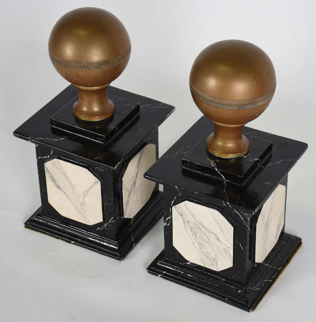 Par de pinhas decorativas com bases de madeira com pintura... - foto 2 de 3