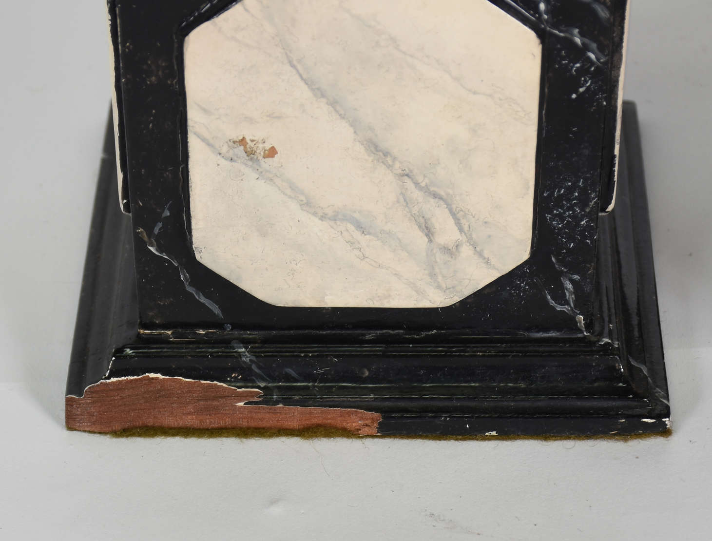 Par de pinhas decorativas com bases de madeira com pintura... - foto 3 de 3