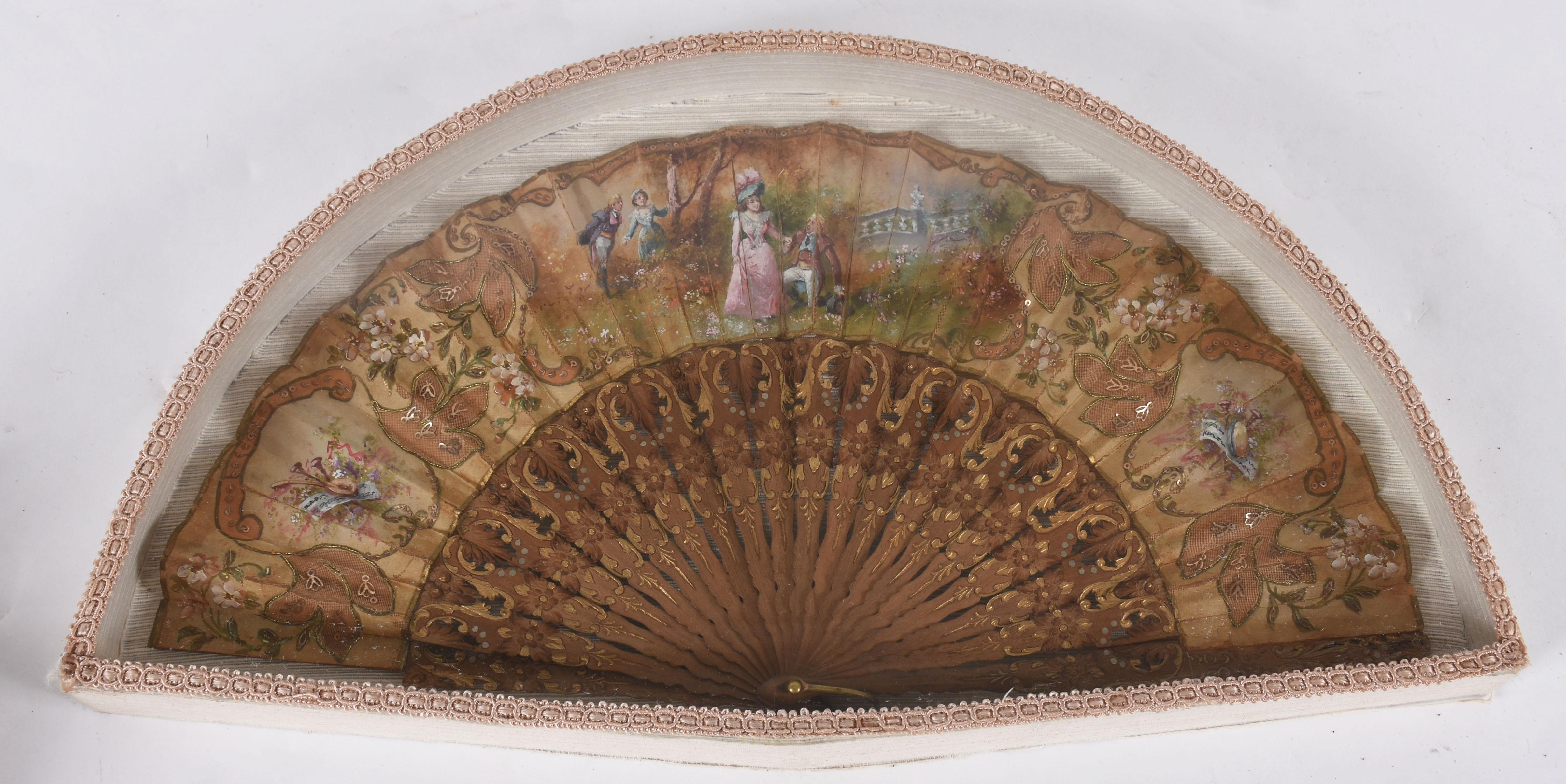 Leque “Belle Époque” – Folha em tecido pintado com cena galante... - foto 1 de 2