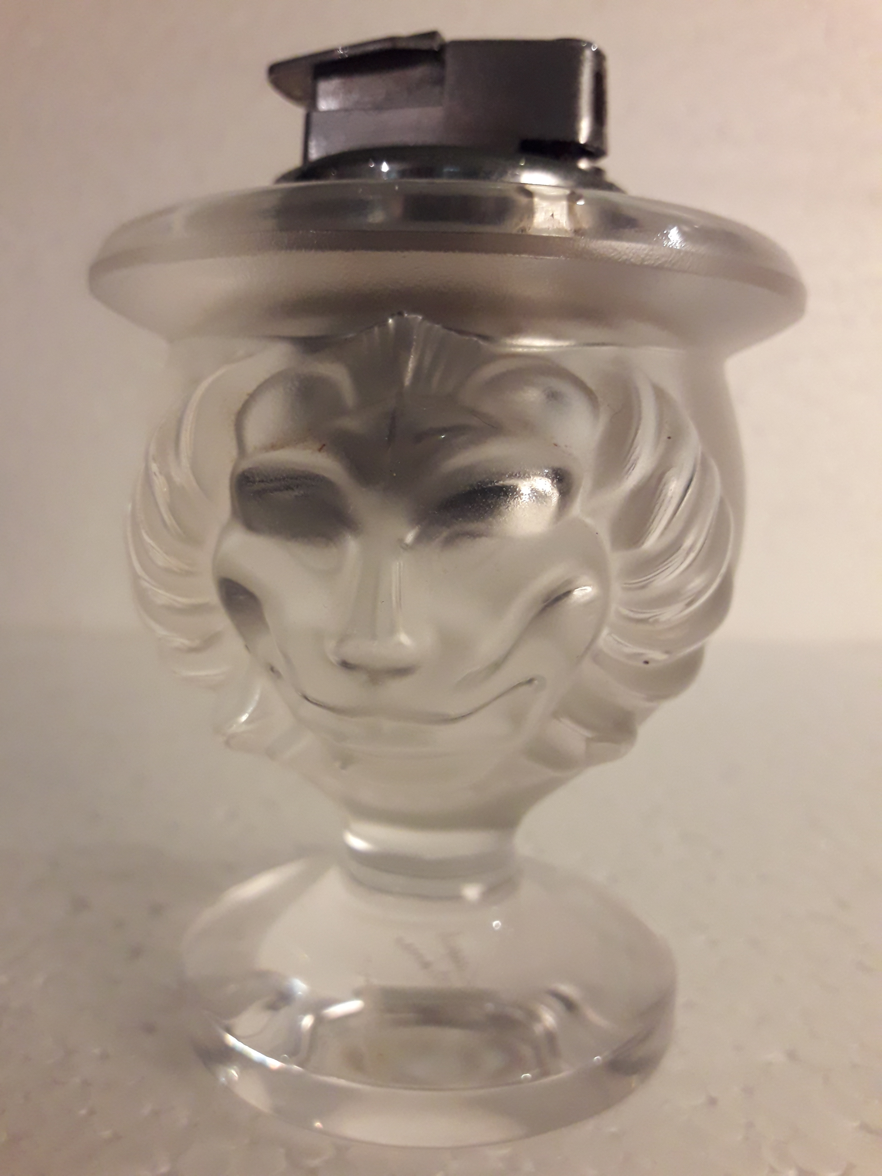 LALIQUE, René – Cabeça de leão em vidro fosqueado com isqueiro... - foto 1 de 2