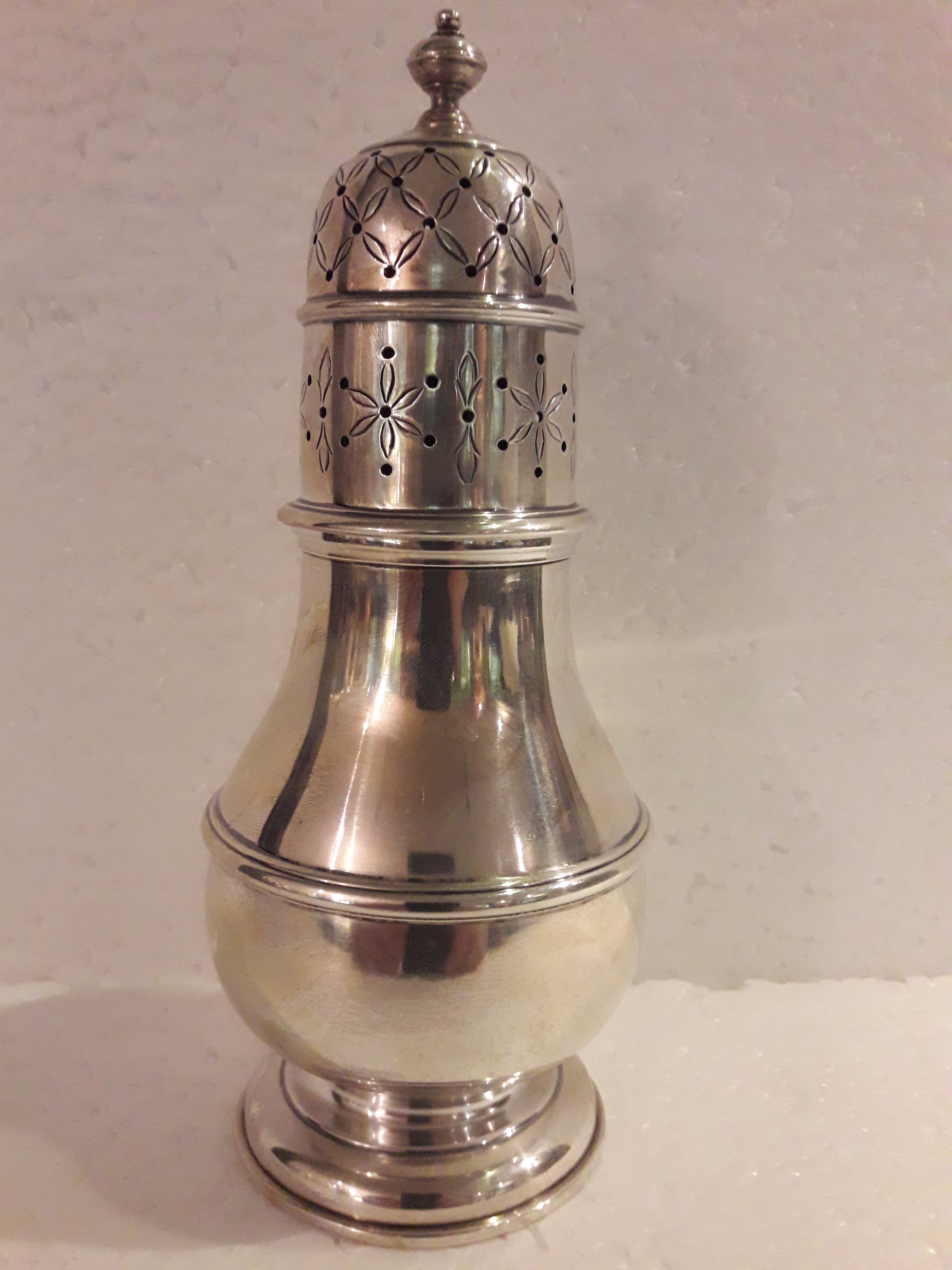 Caster (polvilhador) – Prata inglesa – Decoração em feitio de... - foto 1 de 2