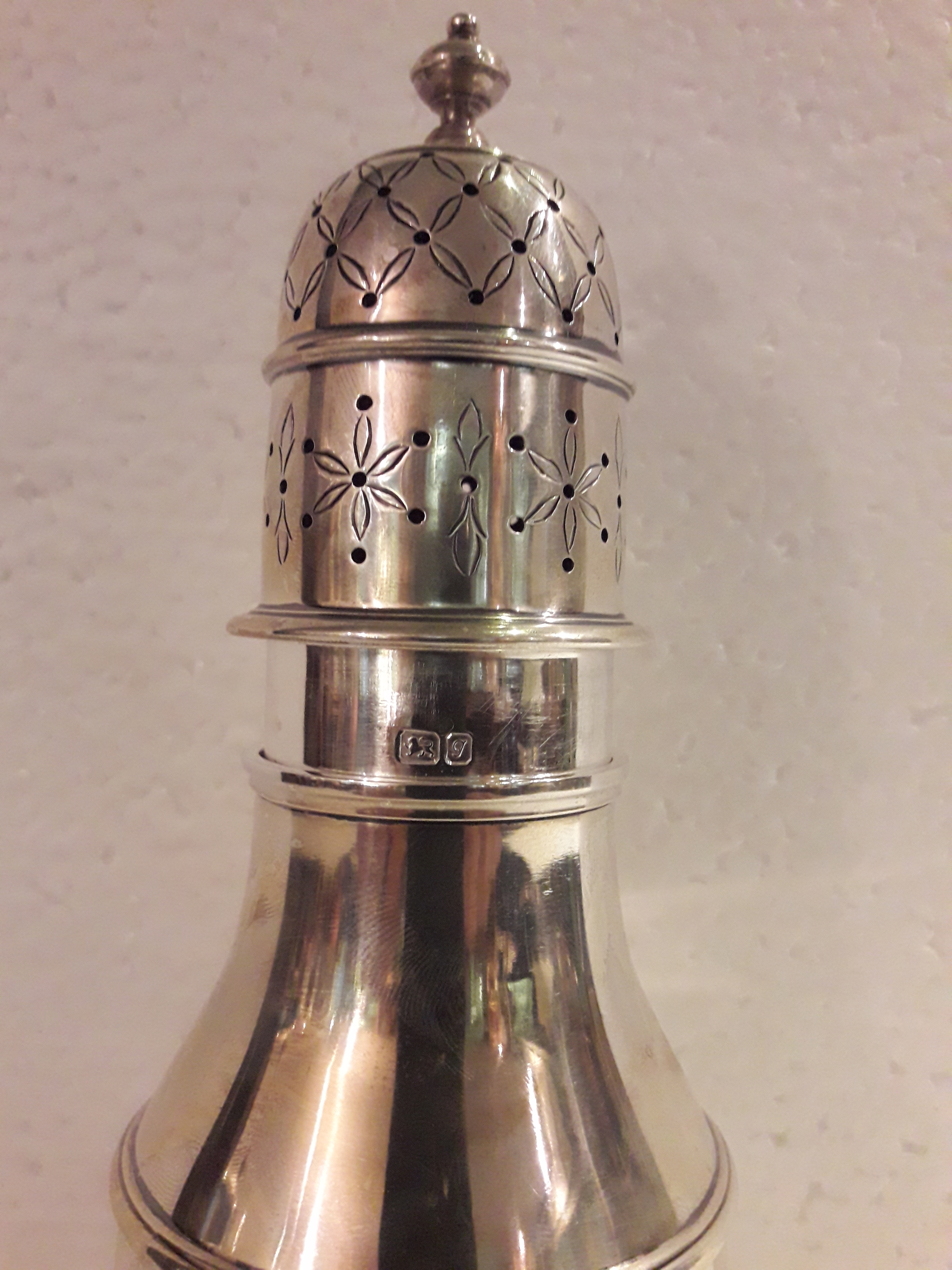 Caster (polvilhador) – Prata inglesa – Decoração em feitio de... - foto 2 de 2
