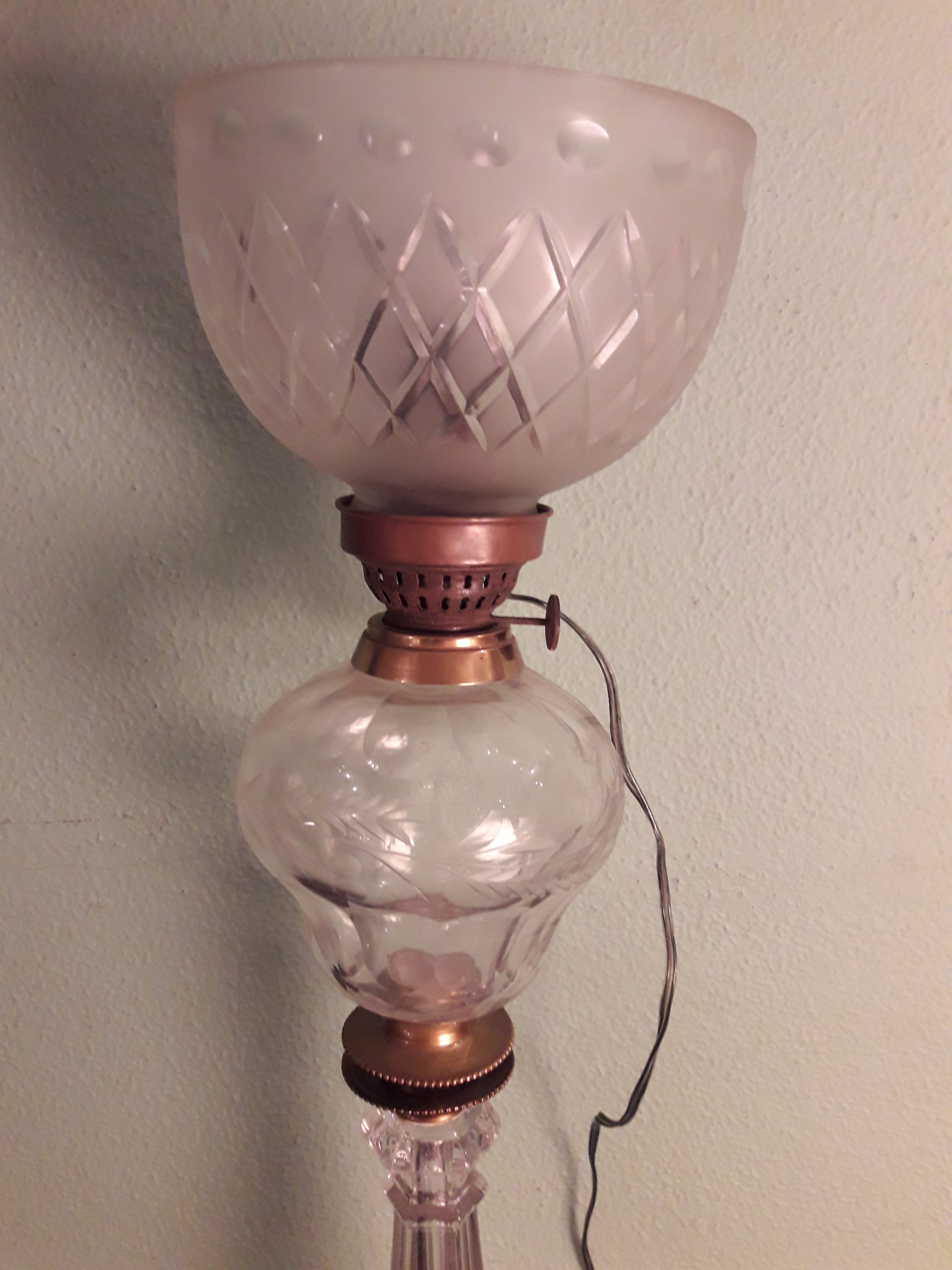 Lampião – Base em cristal Baccarat prensado, manga em taça fosqueada... - foto 2 de 2