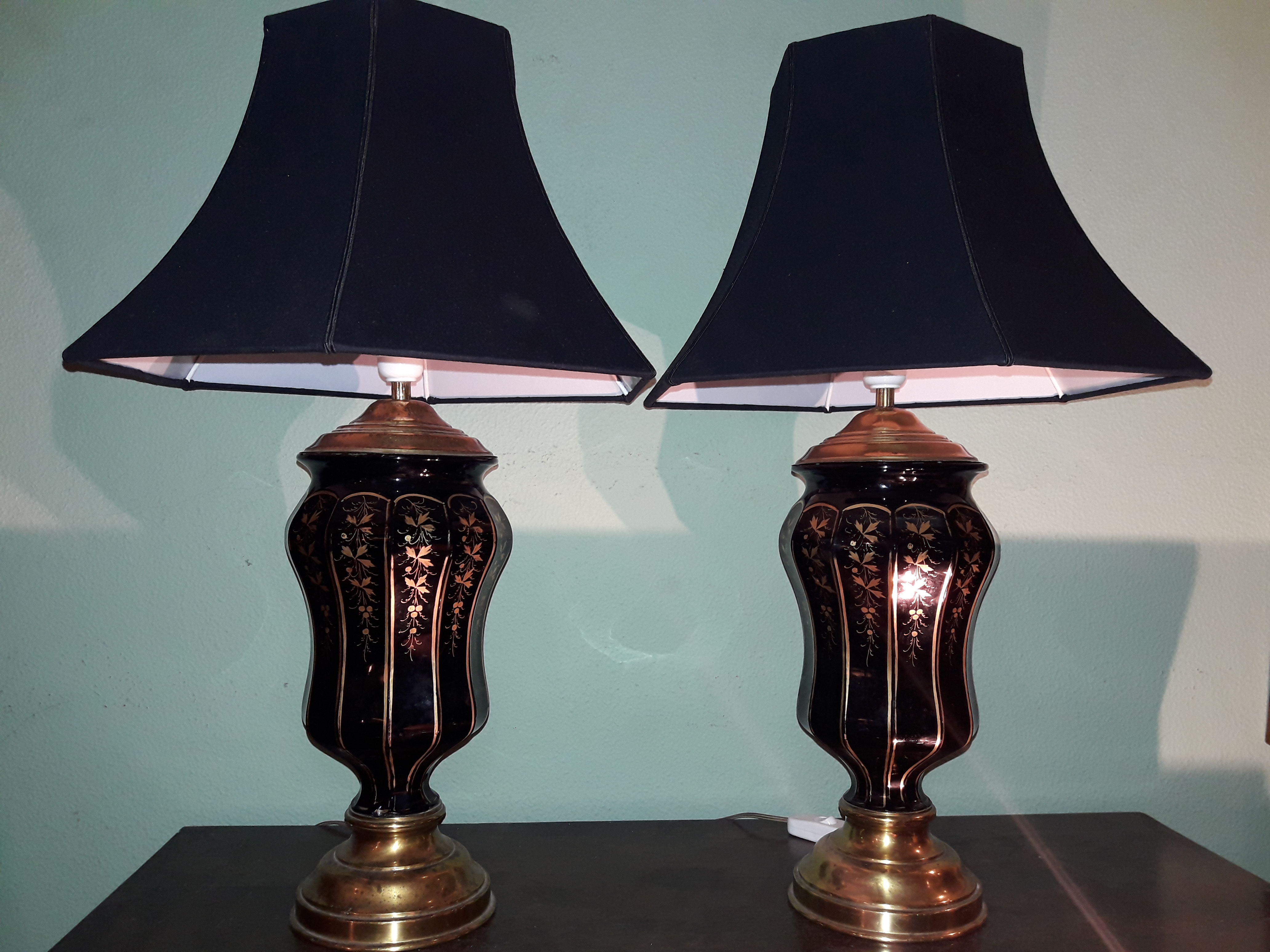 Par de abajures – Bases em opalina negra – Decoração floral a ouro... - foto 1 de 3