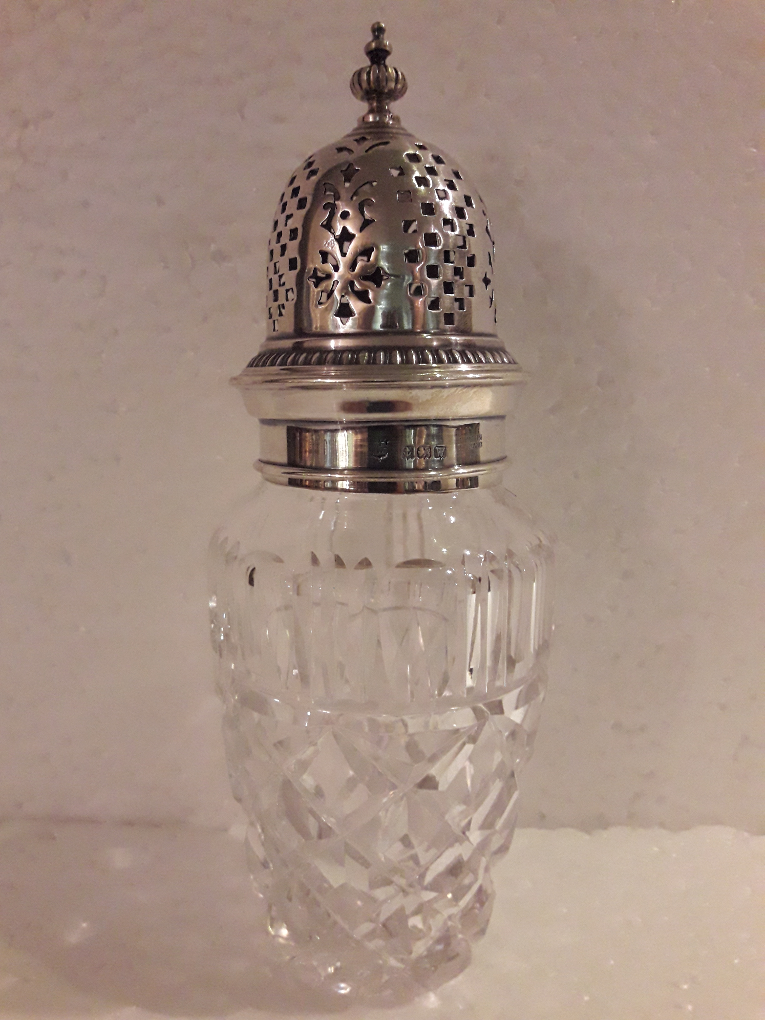 Caster (polvilhador) – Cristal e prata inglesa – Decoração lapidada... - foto 1 de 2