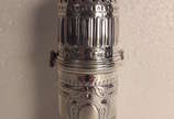 Caster (polvilhador) – Prata inglesa – Decoraçã... - Caster (polvilhador) – Prata inglesa – Decoração em formato cilíndrico, com sulcos e cartelas – Contraste de Londres -
Inglaterra – Ano 1889.