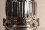 Caster (polvilhador) – Prata inglesa – Decoraçã... - Caster (polvilhador) – Prata inglesa – Decoração em formato cilíndrico, com sulcos e cartelas – Contraste de Londres -
Inglaterra – Ano 1889.