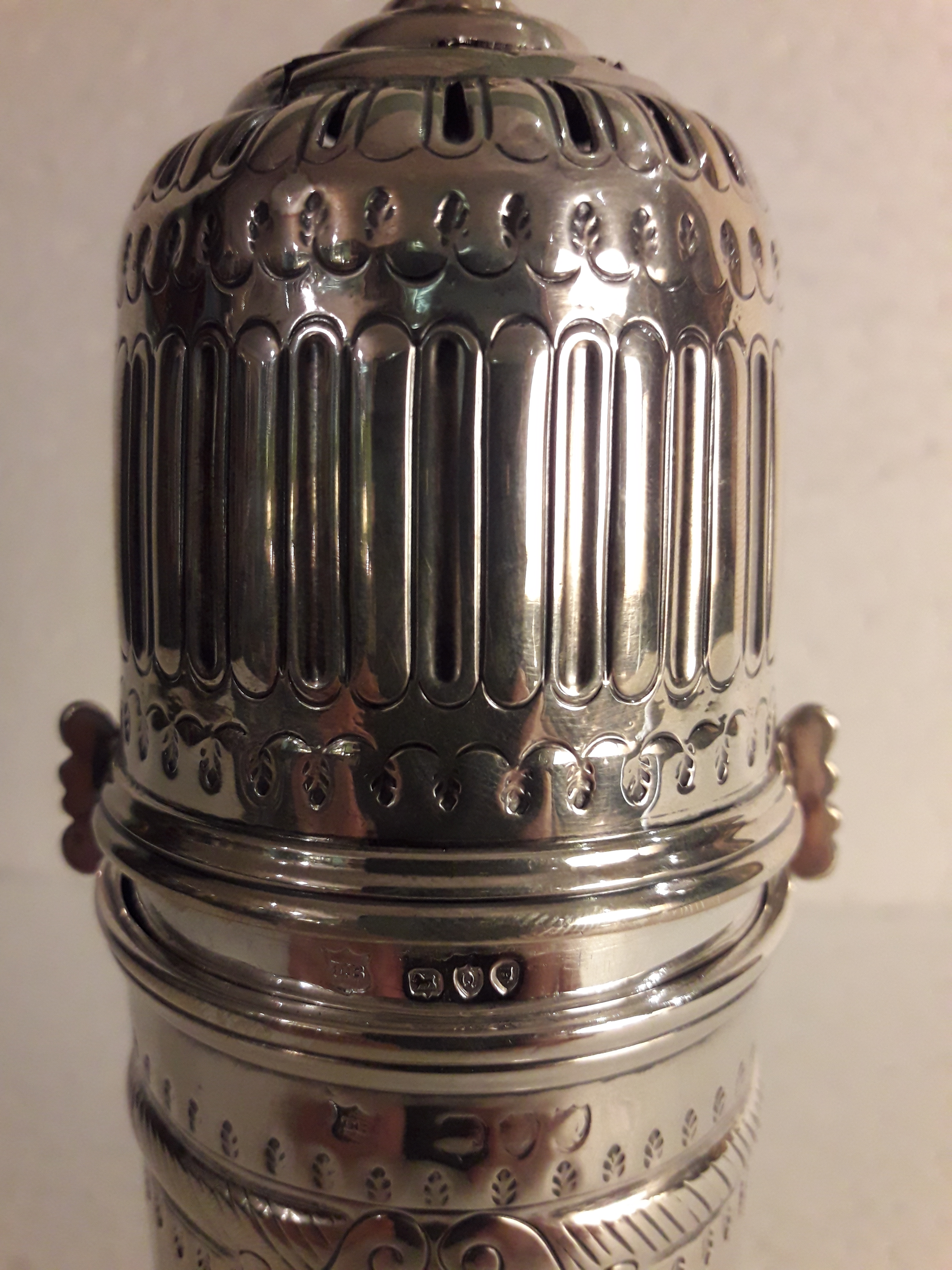 Caster (polvilhador) – Prata inglesa – Decoração em formato... - foto 2 de 2