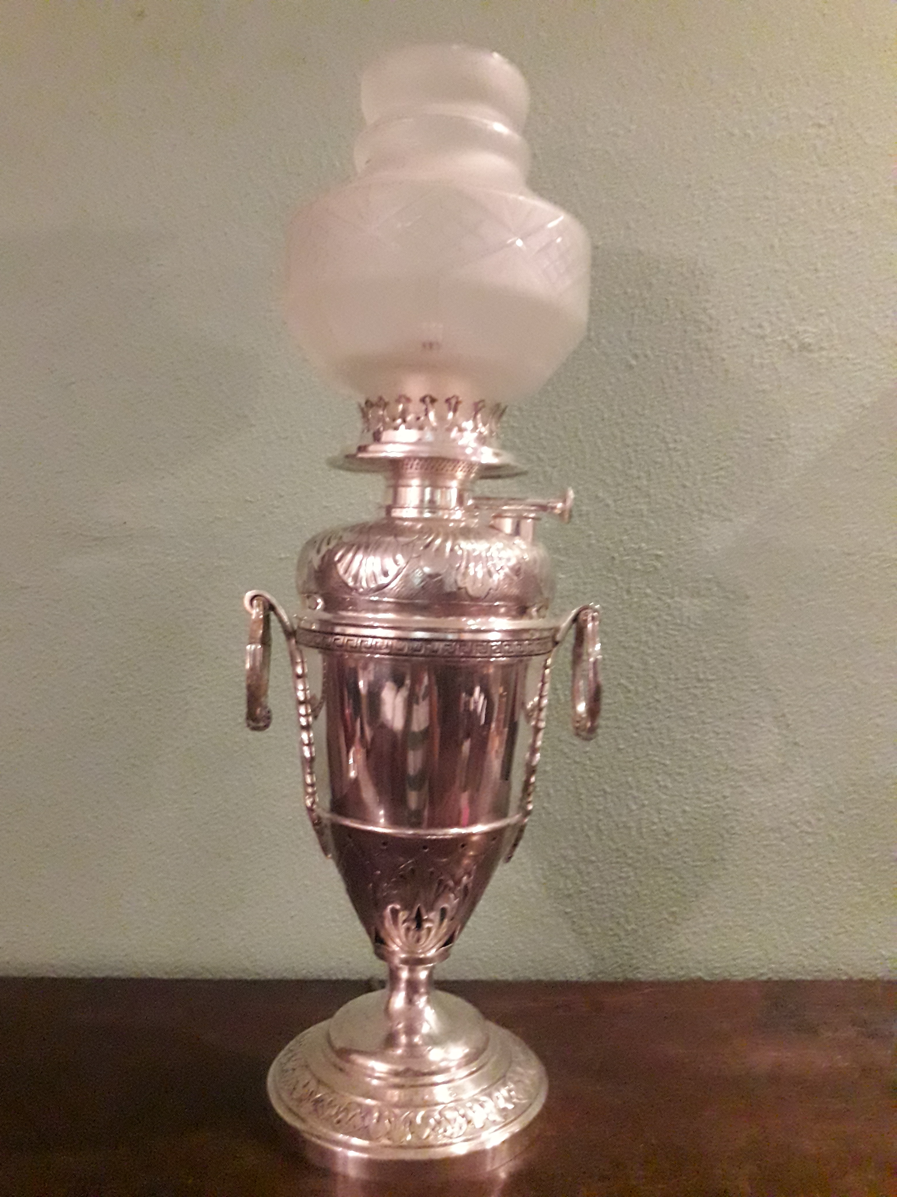 Lampião – Base em “silver plate” europeu, manga fosqueada e chaminé... - foto 1 de 4
