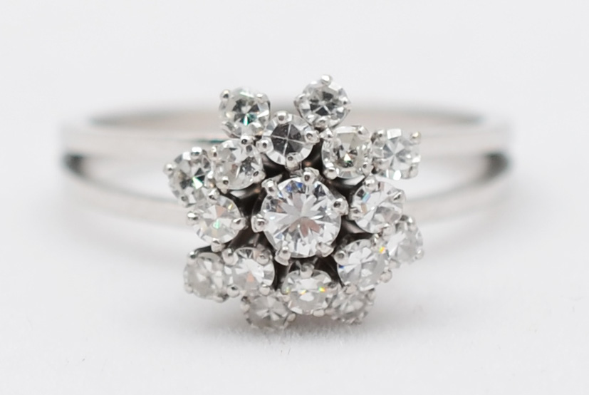 Anel tipo chuveiro de ouro branco com aproximadamente 1.0 ct de... - foto 2 de 2